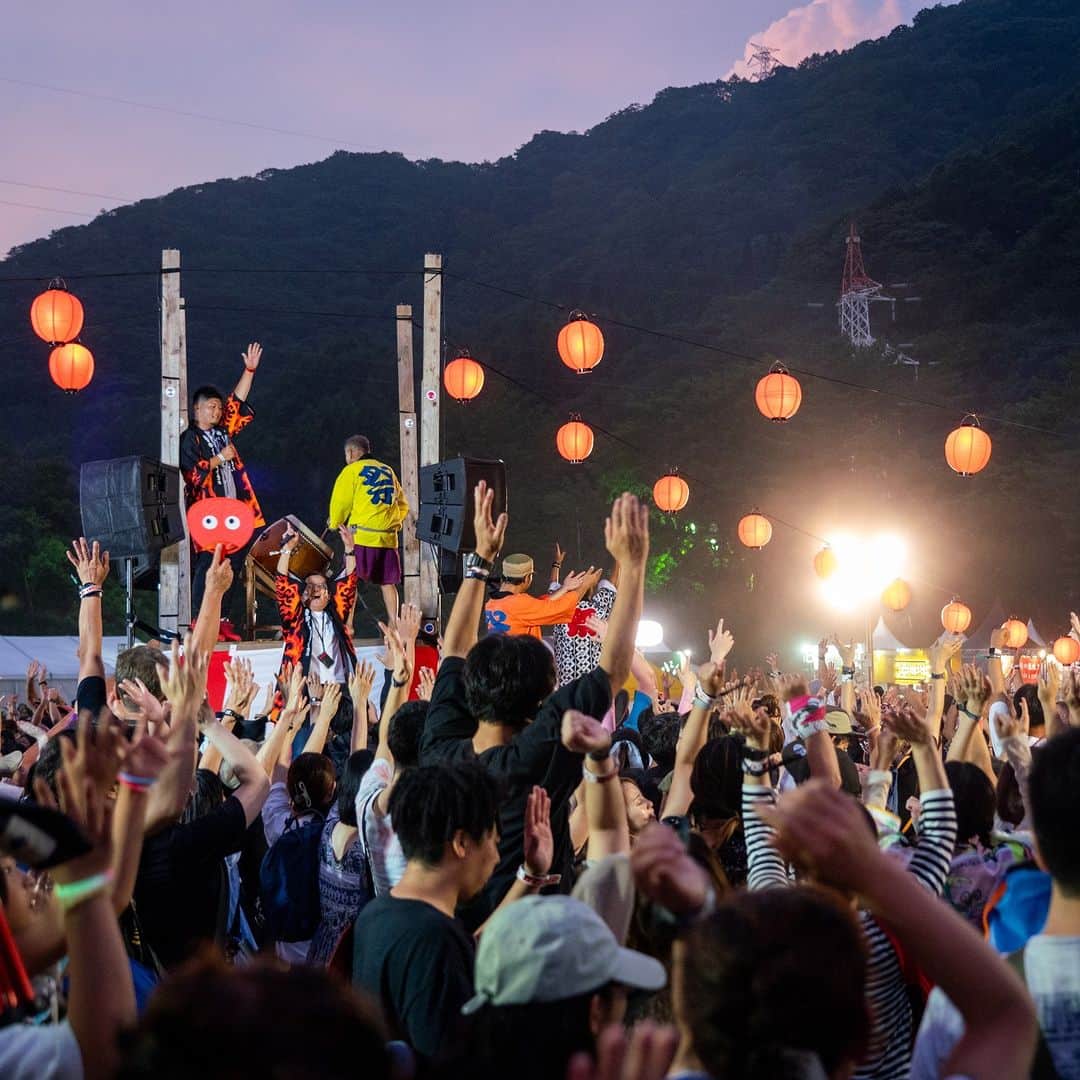 フジロック・フェスティバルさんのインスタグラム写真 - (フジロック・フェスティバルInstagram)「Just a week ago!! 1週間前の今頃は前夜祭🎆🏮  Photo: @uchutaishi_star  #fujirock #fujirockfestival #フジロック #苗場」8月3日 20時50分 - fujirock_jp