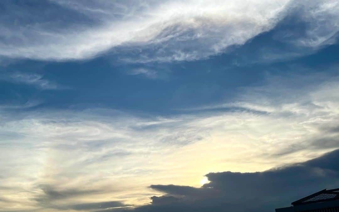 ルウトのインスタグラム：「🌈  うっっすらだけど多分きっと虹🌞 最近虹見る機会が多いから髪の毛レインボーにしようかな💇‍♀️🌈」