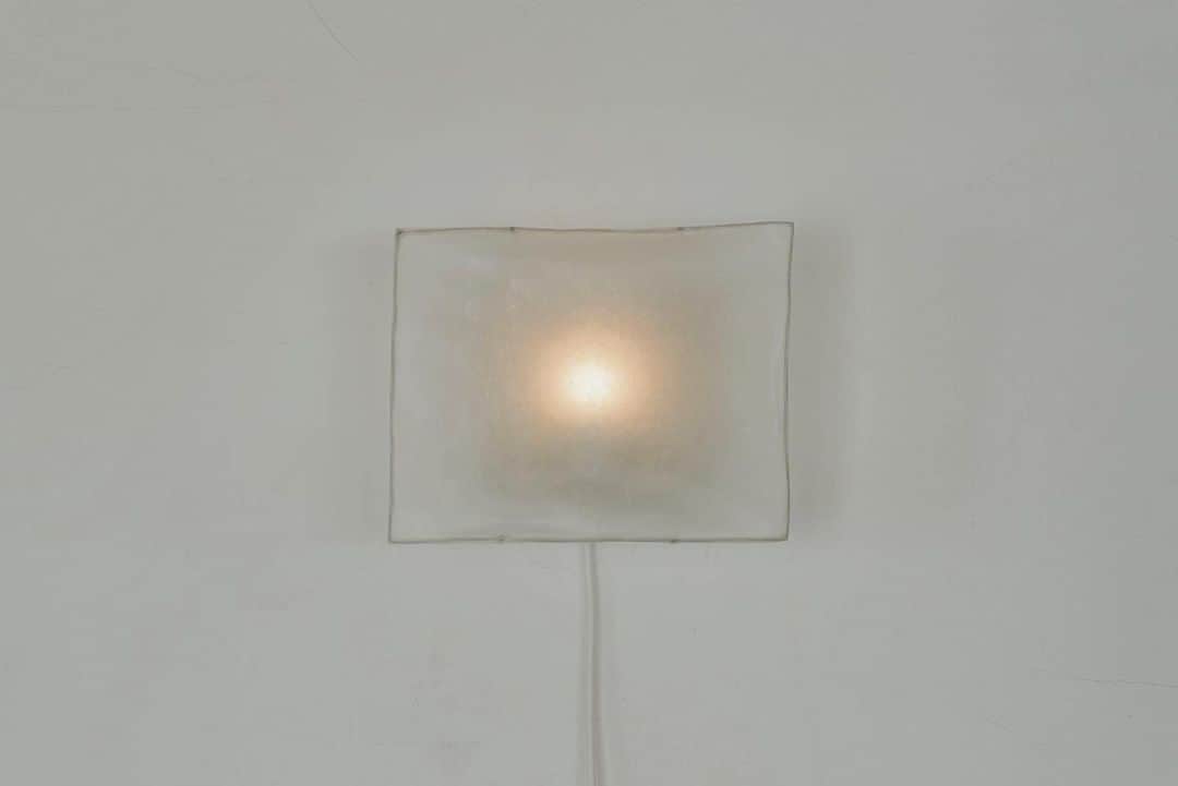 惟本康明 / yasuaki yoshimotoさんのインスタグラム写真 - (惟本康明 / yasuaki yoshimotoInstagram)「new works wall lamp W250 D100 H200 paper, wax, wire, lime  つくりたいものは既に前からなんとなく決まっていて、なにをつかってどこでどうやってなどがさまざまな要因からたまたまやっと合流してきた感 素材が違えどゆらいだ線は健在  12月個展に持っていく予定です。  #interior #artwork #walllamp #design #interiordesign #contemporarydesign  #インテリア #ウォールランプ」8月4日 7時47分 - md2v