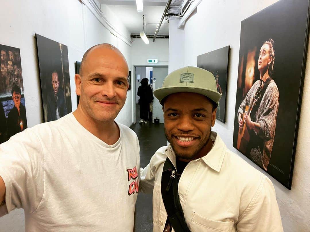 ジョニー・リー・ミラーのインスタグラム：「A visit from the main man, @jonhillm #elementaryforever」