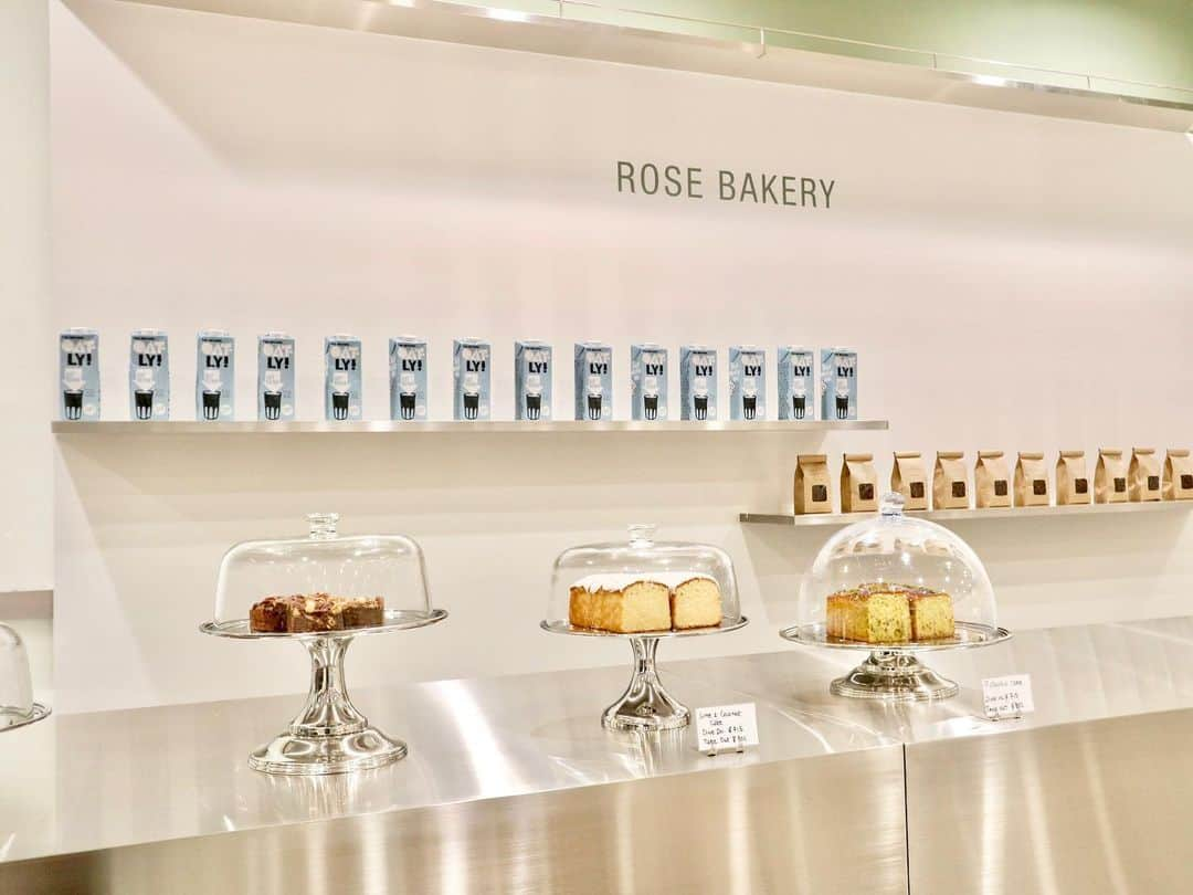 Rosebakeryginzaのインスタグラム：「【スタッフ募集のお知らせ】  現在、ローズベーカリーでは、スタッフを募集しております。  ◎キッチンスタッフ(経験者のみ)  ・アルバイト週3日以上 ・遅番勤務可能な方  ◎ペストリースタッフ(経験者のみ)  ・正社員 ・アルバイト週3日以上  ◎ホールスタッフ  ・正社員(経験者のみ) ・アルバイト週3日以上 ・接客が好き ・食に関心がある方 ・遅番勤務可能な方  ※社員登用あり ※フルタイム歓迎  エントリーされる方は、下記メールアドレスまで、履歴書と職務経歴書をご送付ください。 なお、面接させて頂く方のみ、ご連絡させて頂きます。  rosebakery-g@doverstreetmarket.co.jp  お問い合わせは、こちらのメールアドレス、又は、ローズベーカリー銀座　03-6274-6211 採用担当まで、ご連絡ください。  オーナー、ローズ・カッラリーニのフィロソフィーは、「よりシンプルに、よりヘルシーに」。素材の味を活かした、シンプルで、身体に優しいお料理やペストリーを提供しています。ローズベーカリーのスタイルに、共感して頂ける方、ご応募お待ちしております。」