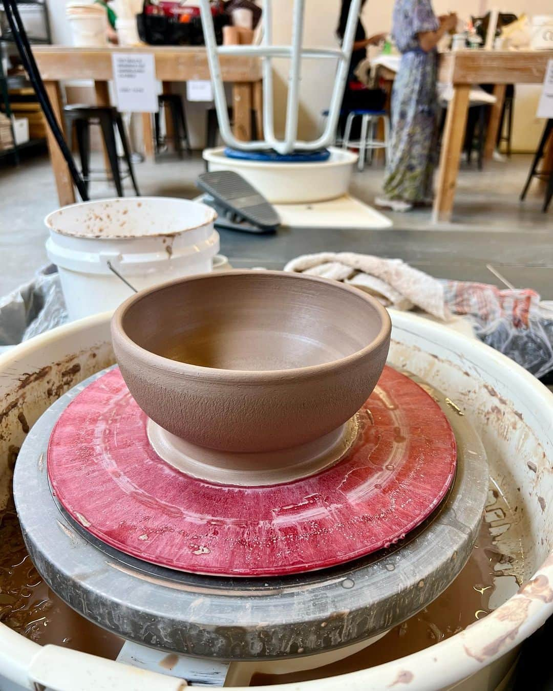 メリッサ・ベノイストのインスタグラム：「for a glimpse into why you never hear from me (aside from important things like striking and running, literally running all the time, after my 3 year old) look at this bowl I’m really proud of 👍」