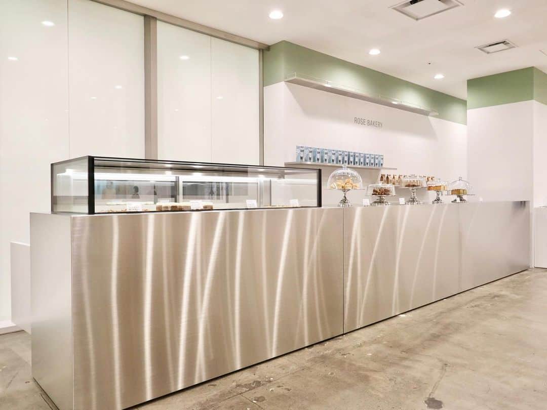 Rosebakeryginzaのインスタグラム：「【スタッフ募集のお知らせ】  現在、ローズベーカリーでは、スタッフを募集しております。  ◎キッチンスタッフ(経験者のみ)  ・アルバイト週3日以上 ・遅番勤務可能な方  ◎ペストリースタッフ(経験者のみ)  ・正社員 ・アルバイト週3日以上  ◎ホールスタッフ  ・正社員(経験者のみ) ・アルバイト週3日以上 ・接客が好き ・食に関心がある方 ・遅番勤務可能な方  ※社員登用あり ※フルタイム歓迎  エントリーされる方は、下記メールアドレスまで、履歴書と職務経歴書をご送付ください。 なお、面接させて頂く方のみ、ご連絡させて頂きます。  rosebakery-g@doverstreetmarket.co.jp  お問い合わせは、こちらのメールアドレス、又は、ローズベーカリー銀座　03-6274-6211 採用担当まで、ご連絡ください。  オーナー、ローズ・カッラリーニのフィロソフィーは、「よりシンプルに、よりヘルシーに」。素材の味を活かした、シンプルで、身体に優しいお料理やペストリーを提供しています。ローズベーカリーのスタイルに、共感して頂ける方、ご応募お待ちしております。」