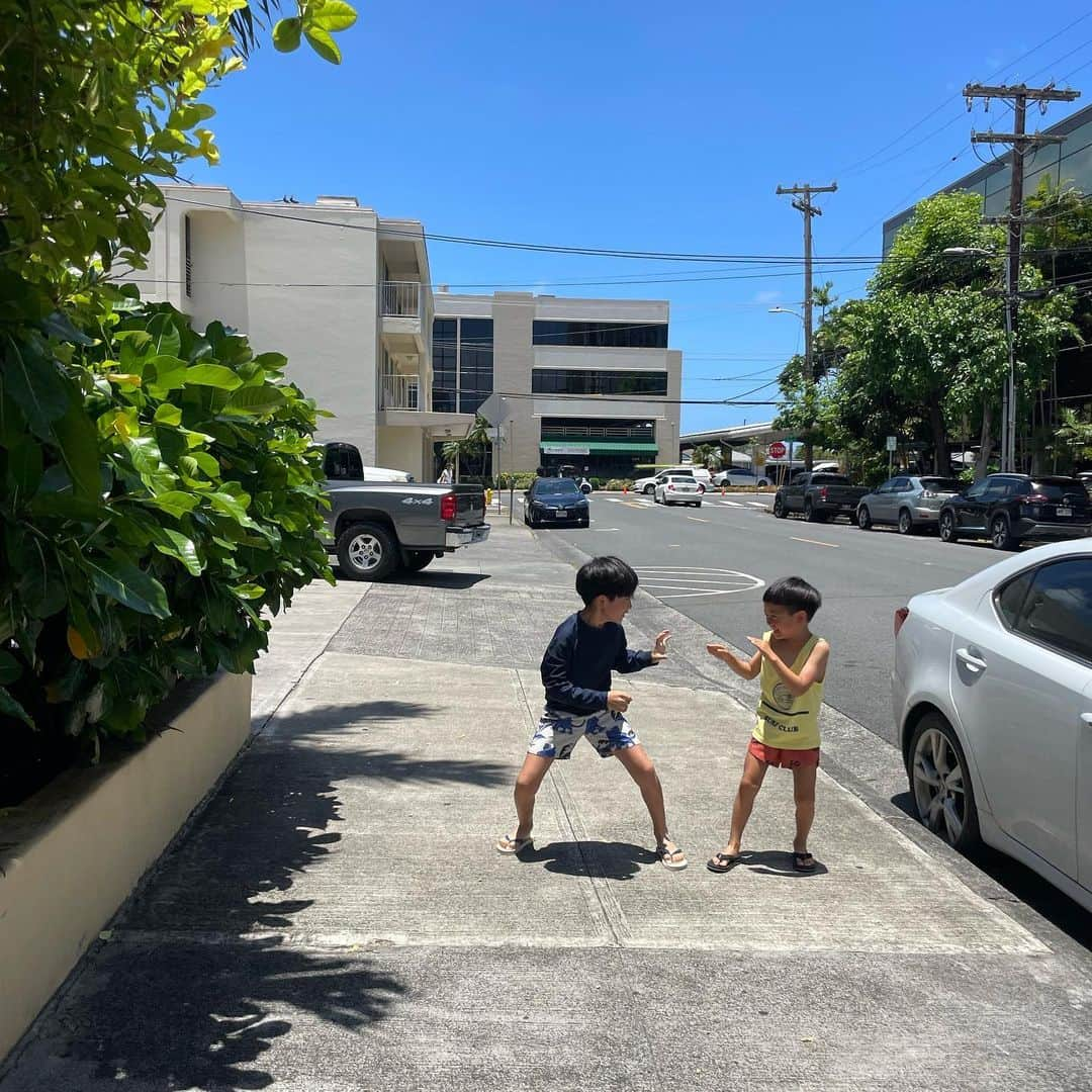 正中雅子さんのインスタグラム写真 - (正中雅子Instagram)「ビーチ行く時の格好⛱️🩴🌴  今年新調したswim wearは @lepidos_swimwear の👙  腰巻きしたシャツは　@target で激安で♡  カイルアのターゲット🎯行って買い出しして、 @uahiislandgrill にランチへ🤤  海前の腹ごしらえ🏖️  #Hawaii#ハワイ#子連れハワイ #カイルア#kailua #masacotravel #masacoinhawaii」8月4日 6時31分 - masacoshonaka