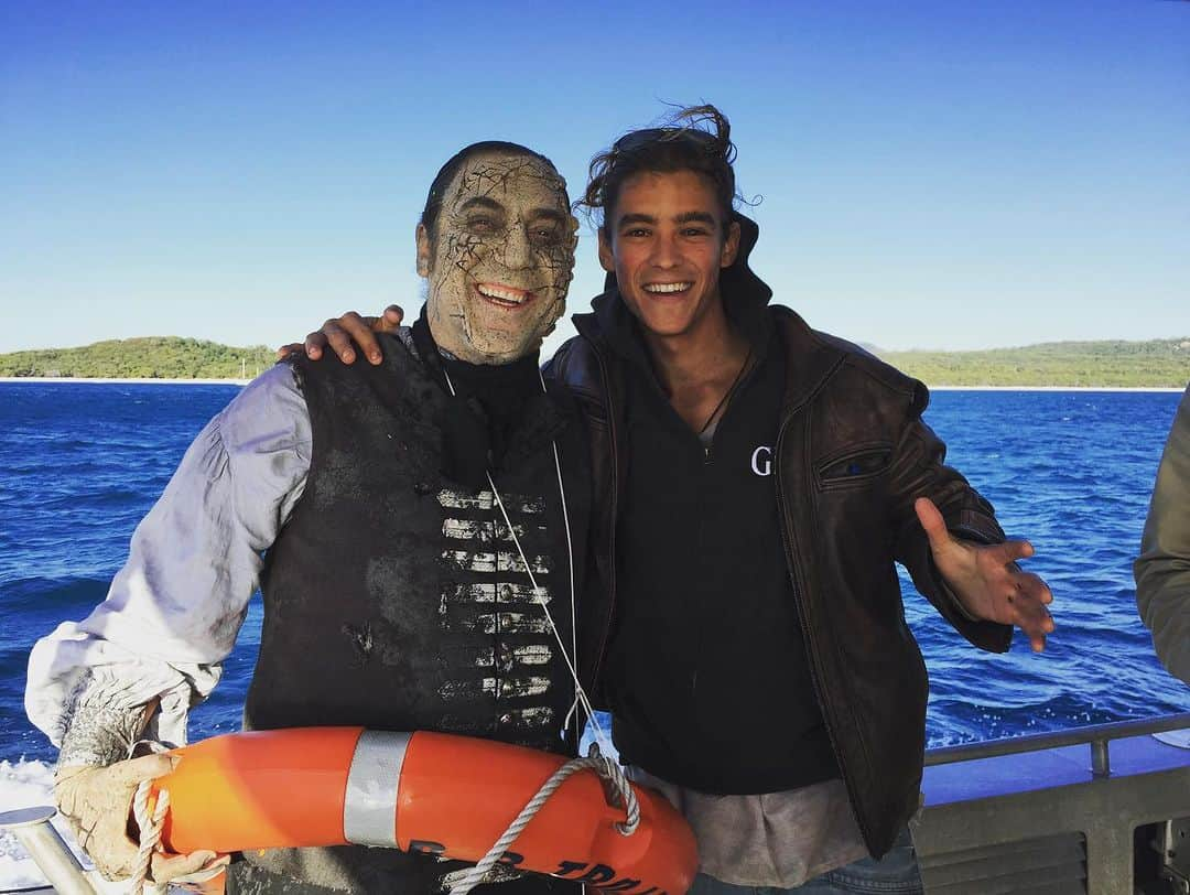 ブレントン・スウェイツさんのインスタグラム写真 - (ブレントン・スウェイツInstagram)「#tbt  1. Arriving at Hamilton Is. with Javier.  2. Ghost Pirate Blues. On the long boat journey to Whitehaven Beach the wind had picked up and the boats with cast and crew had trouble landing on the beach. Many-a-crew seeing their breakfast for the second time! Our cast boat was standing by for about an hour in the channel. I had a little travel guitar with me and Javier (who’s a drummer) banged on a few buckets. Ghost Pirate Blues was played in the bay! Was crazy fun and we were all semi-depressed when the weather subsided.  Side note: two heli’s were reserved for team Jonny and AD’s. I wrapped a bit early and had been doing water work all day. Chris Costaldi (1stAD) gave me his heli and I was back on Hamilton (and in the pub) in 10 mins. Thanks Chris. Still has me smiling to myself. ;) #pirates  #whithavenbeach」8月4日 6時35分 - brentonthwaites