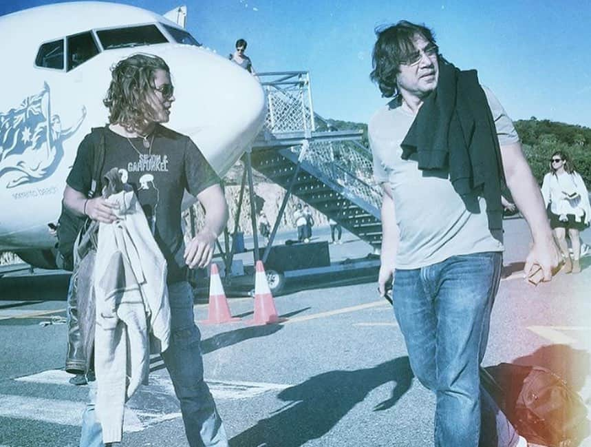 ブレントン・スウェイツのインスタグラム：「#tbt  1. Arriving at Hamilton Is. with Javier.  2. Ghost Pirate Blues. On the long boat journey to Whitehaven Beach the wind had picked up and the boats with cast and crew had trouble landing on the beach. Many-a-crew seeing their breakfast for the second time! Our cast boat was standing by for about an hour in the channel. I had a little travel guitar with me and Javier (who’s a drummer) banged on a few buckets. Ghost Pirate Blues was played in the bay! Was crazy fun and we were all semi-depressed when the weather subsided.  Side note: two heli’s were reserved for team Jonny and AD’s. I wrapped a bit early and had been doing water work all day. Chris Costaldi (1stAD) gave me his heli and I was back on Hamilton (and in the pub) in 10 mins. Thanks Chris. Still has me smiling to myself. ;) #pirates  #whithavenbeach」