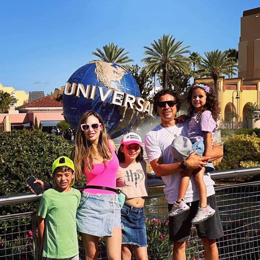 ギジェルモ・オチョアのインスタグラム：「Súper día en Universal !!! Gozamos y  Amamos todas las roller coasters 🤩 y el mundo de Harry Potter woww🪄  @universaldestinationslatino」