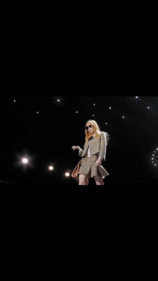 フェルナンダ・リーのインスタグラム：「@celine 17 🌟 woman winter 23」
