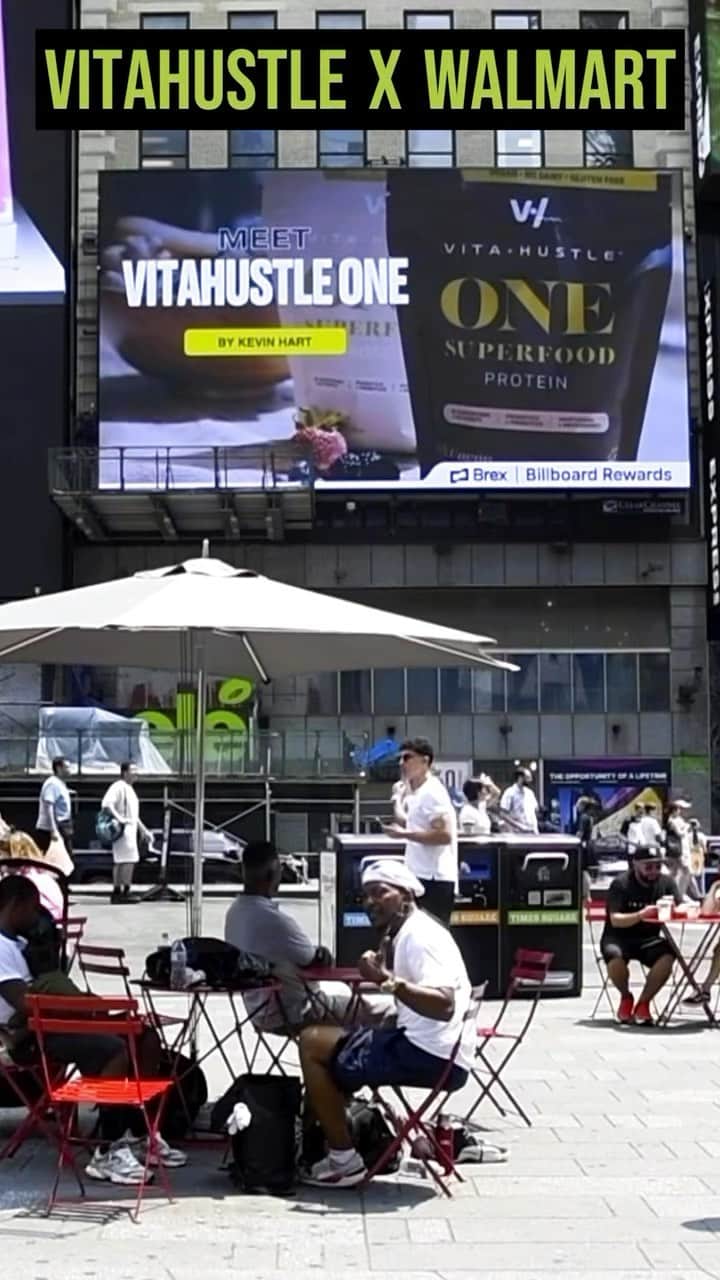 ケビン・ハートのインスタグラム：「BIG NEWS!!! Times Square, you better believe it!!! @getvitahustle took over this iconic billboard, lighting up the heart of *NYC* with our supercharged energy 💥 The moment we’ve all been waiting for is here..VitaHustle superfoods🥦,  electrolytes and gummies are NOW available in the vitamin aisles @walmart, bringing the healthy hustle of VitaHustle to every corner of the nation!!!! Head to your local Walmart to get your hands on my ultimate fuel for greatness!  #HealthIsWealth  #VitaHustle」