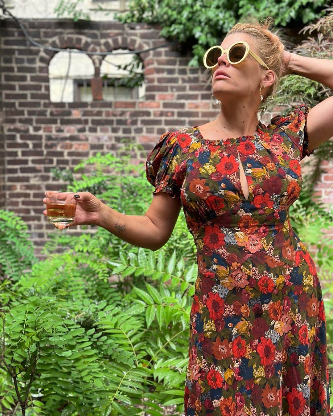 ビジー・フィリップスのインスタグラム：「Currently wearing new fall @shopdoen whist drinking rose in August. ✨」