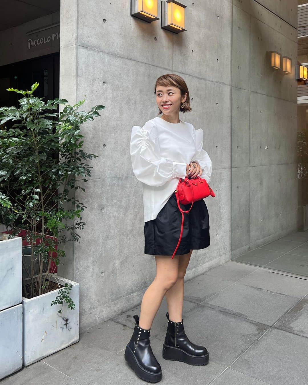 松本亜希のインスタグラム：「・ 撮影の時に、可愛すぎて一目惚れした @verofonna のお袖リボンのトップス🎀 お買い取りしたので、私がリアルに秋先しそうなコーデで撮りました📷  バルーンショートパンツ、再販分も大変好評いただきましてありがとうございます🥹 とにかくシルエットがとっても可愛いバルーンショーパン。たっぷり入れたギャザーと、広めにとった裾幅が足を細く見せてくれます。  こちら、今日のお昼12時59分にて予約販売終了ですのでお見逃しなく👍 ━━━━━━━━━━━━ #ootd #coordinate #コーディネート #outfit #fashion #ファッション　 #コーデ #ママコーデ#男の子ママ #ショートパンツ #ショーパン #ショートパンツコーデ #ショーパンコーデ #秋冬コーデ」