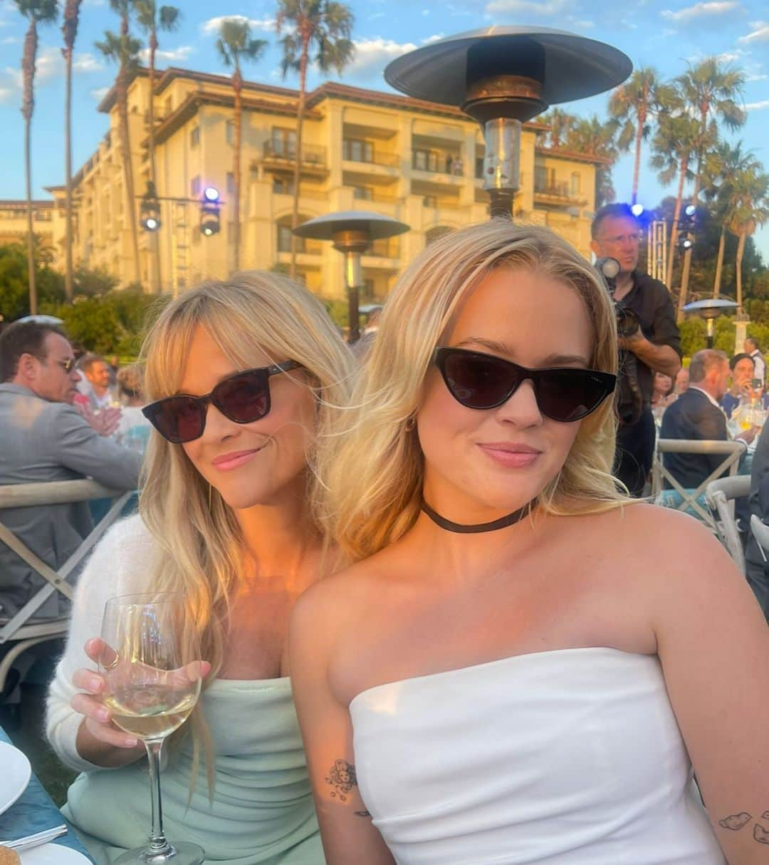 リース・ウィザースプーンのインスタグラム：「Summer nights with my favorite daughter 😎💗✨」