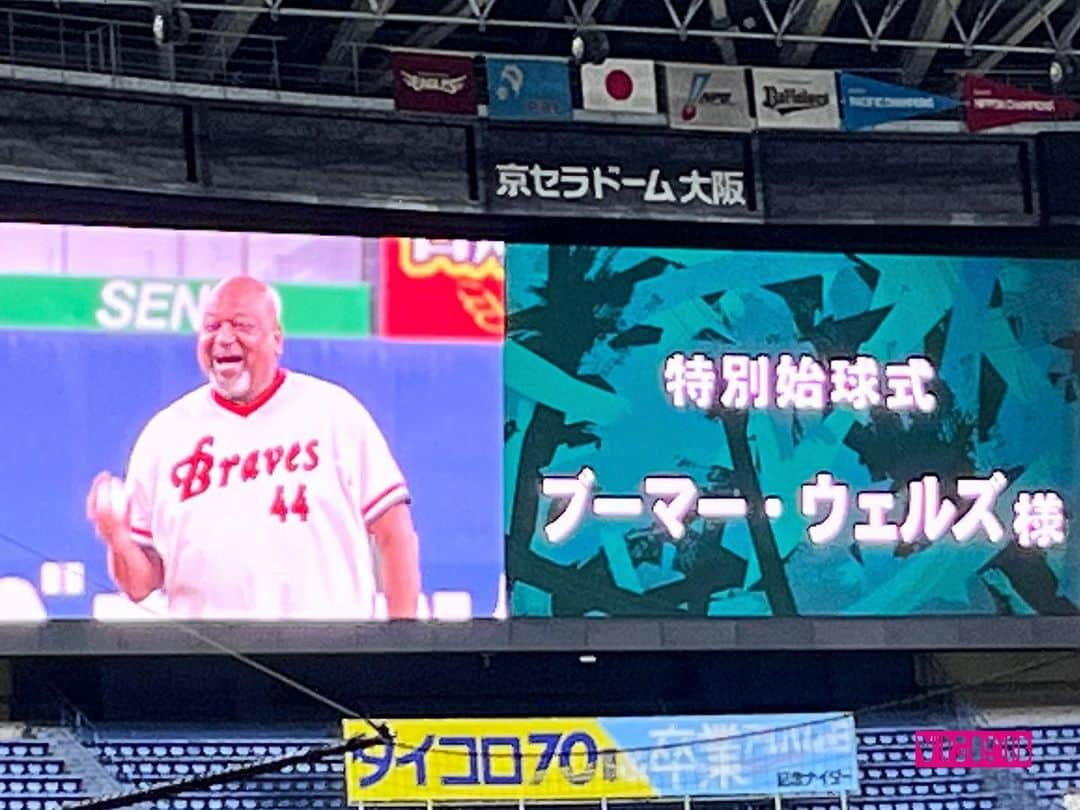 杉本なつみのインスタグラム：「ブーマー！ブーマー！　　. . 恐らく初めて生で野球を観たのが小学生の時、西宮球場だった ブーマー選手は強く印象に残ってる ブーマーコールする応援団のおっちゃんの声も 笑　　. . 昭和から令和の頓宮選手に応援歌受け継がれてるの改めて素敵やね　　. . . . . #ブーマーウェルズ さん #頓宮裕真 選手 #背番号44 #特別始球式  #阪急ブレーブス #オリックスブレーブス #オリックスブルーウェーブ #福岡ダイエーホークス #オリックスバファローズ #オリックス #バファローズ  #京セラドーム大阪 #京セラドーム  #Bs夏の陣2023 #Bs夏の陣　 #プロ野球 #パリーグ  #baseball #orixbuffaloes #야구」