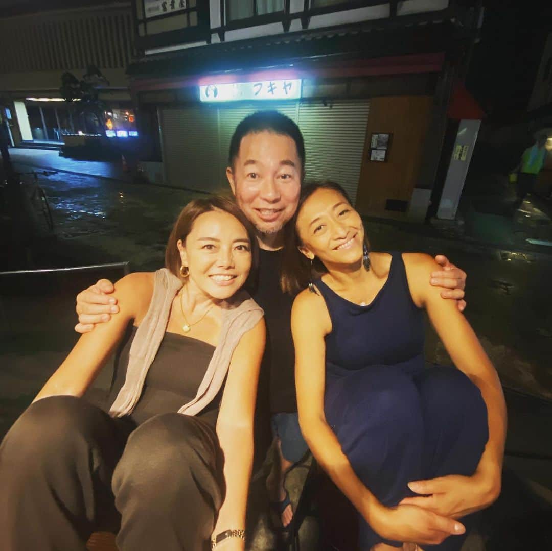 yukiのインスタグラム：「おはようございます。  「今日か明日空いてる？」 みないな急なお誘いでも会ってくれる 野沢温泉の"もりゆき" と子なしディナー🍽️  娘には「ママかと思った」と間違えられるくらい 髪型といい肌の色といい、さらに似てきたね！ 昔、私たちのママもよく似てるって言われてたし。  しかし、最高に楽しかったー めちゃくちゃ笑ったー 特に昔話はお腹よじれたー㊙️ 🩷🩵🤍🧡💜💛💚  #かあさんの夏休み  #さかや旅館  #愛溢れる村 #happyが集まる場所」