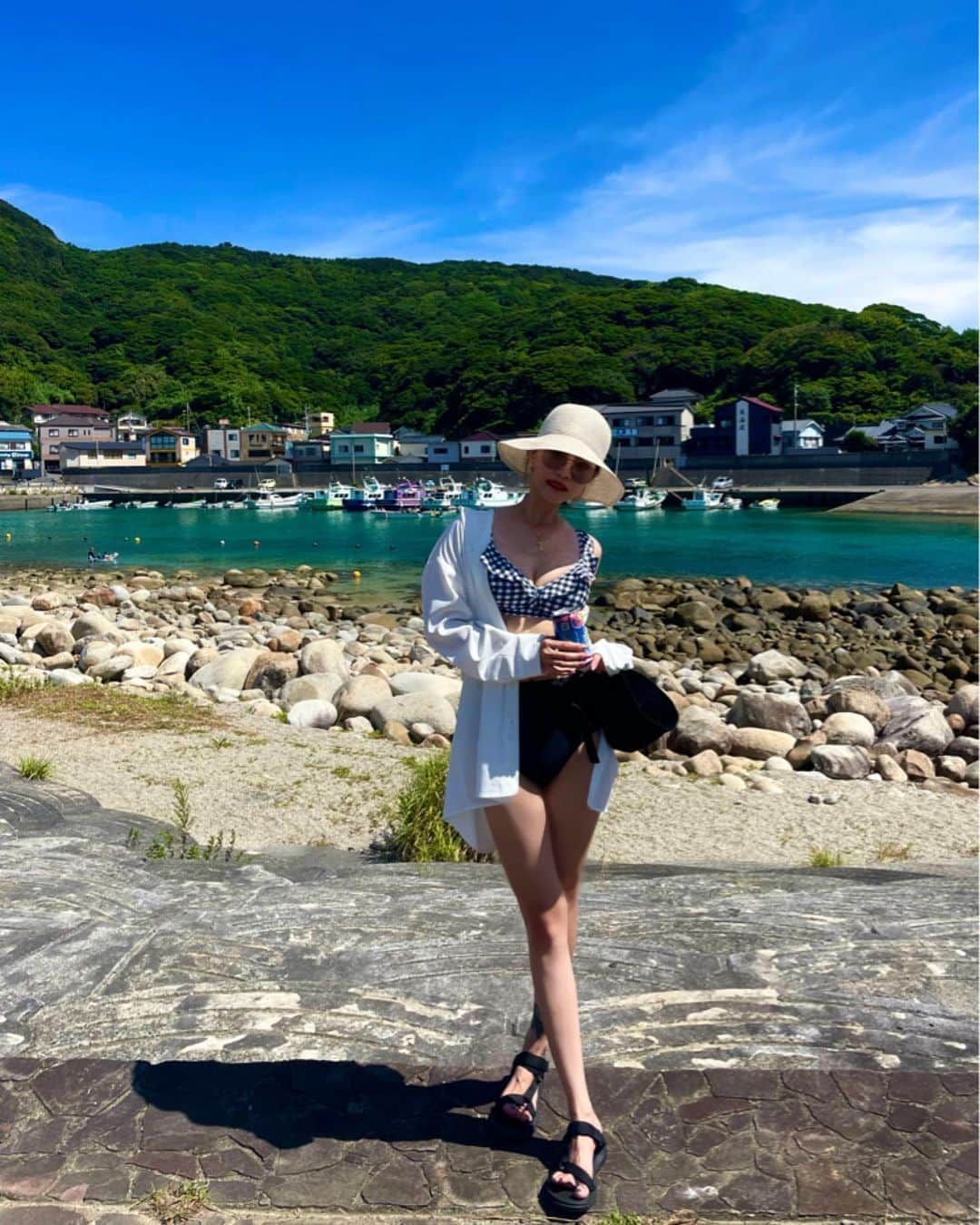 ともさんのインスタグラム写真 - (ともInstagram)「ストーリーに流して 好評だった写真👙⛱🐬  最近自分の中でどハマりしてるエステ。 @esthelea_hiroshima   ここにハーブピーリング🌿 通ってるんだけど、その時全身オイルマッサージも予約してるの✨💓  明らかに身体のラインに変化‼️‼️  もちろん、ハーブピーリングも ダウンタイムもないのに凄い効果で、どハマりしてます🤣 周りの美意識高め女子たちは だいたいやってるイメージ❣️  お肌が1番大切だと気づく 35歳の夏です👙☀️  日焼け対策もしっかりしとこ😤💓  そして最新メニューの バストハイフにもハマり中😂 完全に信者なのです‼️ また何回かしてもらって レポするね😘💓  #ビキニ#映え#映えスポット#夏満喫#広島エステ#広島ハーブピーリング#広島マッサージ#バストハイフ#美容オタク」8月4日 7時21分 - tomo0510nagi