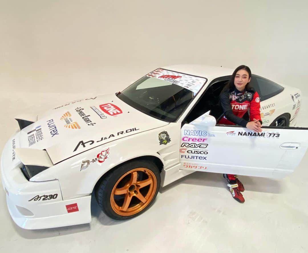 塚本奈々美のインスタグラム：「🇺🇸 I did a studio shoot with my Nissan 180sx and TONE's new racing suit. I just finished HotPit Autofest rd.3 and will compete rd.4 in 2 weeks. ・ I am tuning my car with the help of many supporters thank you so much!! ・ Cheer me on guys🙌✨  🇯🇵 @hotpitautofest のrd.3を終えて、rd.4まで2週間ほど。 180sxのチューニングの合間にTONEのニューレーシングスーツで撮影をしました！ ・ たくさんの方に支えられて一歩ずつ進んでます。 皆さん本当にありがとうございます🙏✨ ・ 引き続き応援をどうぞよろしくお願いします🙌  🇧🇷um tempinho para tirar umas foros enquanto meu carrinho está inteiro 😂 ・ Vcs gostou do meu novo racing suits gente!! ・ Terminamos a terceira etapa do HOTPIT AUTOFEST e já estamos se preparando pra quarta, que fai ser daqui 2 semanas. ・ Torce aí pra mim 👍✨ ・ ・ ・ ・ #pilotabrasileira  #driftcar」