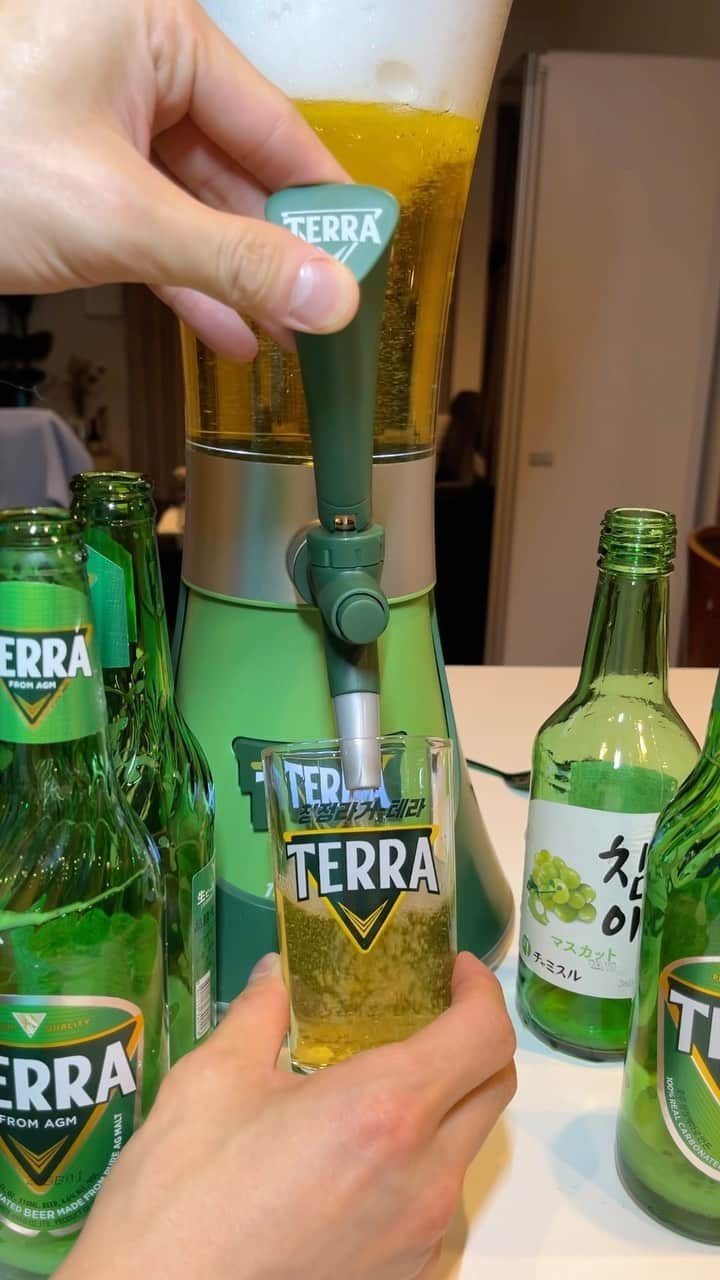 JINROのインスタグラム：「完璧なソメクを作るために開発された、その名もTERRAタワー🍺✨ #宅飲み #モテるソメクの作り方 #チャミスルハック」