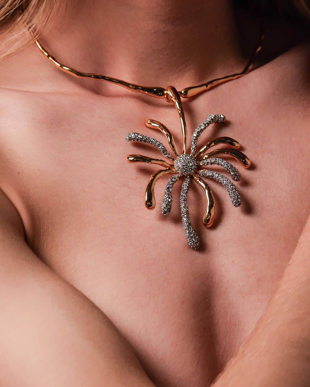 アレクシスビッターのインスタグラム：「Introducing the Sunburst Collar.. Fluid Sculpture..Micro Pave with 14k Gold plate.」