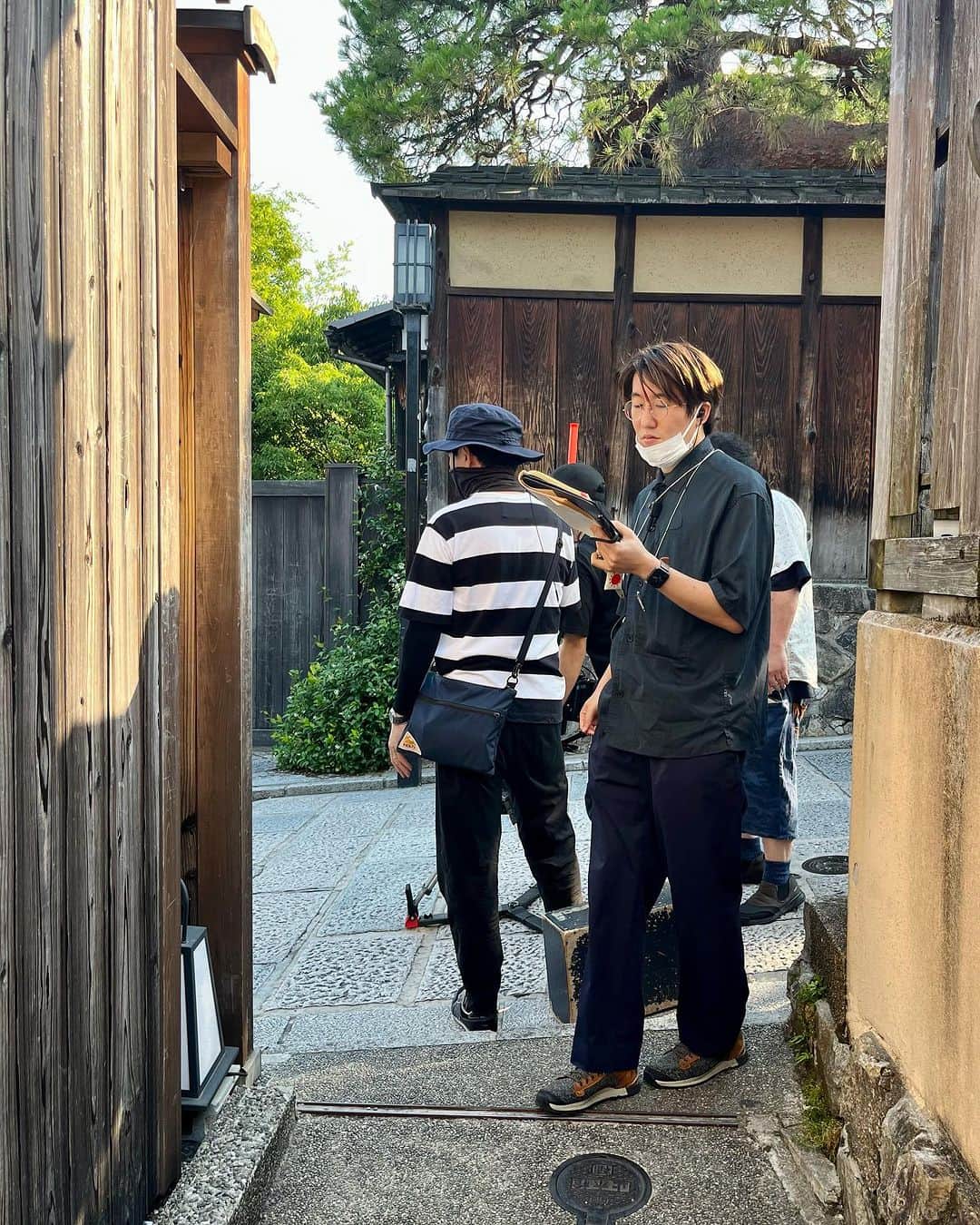 吉沢悠さんのインスタグラム写真 - (吉沢悠Instagram)「． 〈週末旅の極意〉 ． 旅仲間。 スタッフの皆さん。 @tx_shumatsutabi  ． お疲れ様です。 ． #週末旅の極意  #旅 #国内旅行 #京都 #料庭八千代 #楽天王 #japan #travel #japantrip  #kyoto #shooting  #tvdrama  #miyuu #magnet」8月4日 7時37分 - hisashi_yoshizawa
