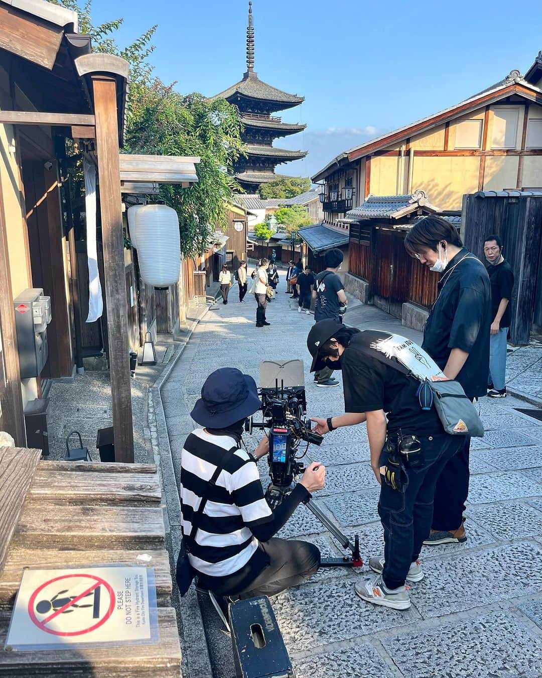 吉沢悠さんのインスタグラム写真 - (吉沢悠Instagram)「． 〈週末旅の極意〉 ． 旅仲間。 スタッフの皆さん。 @tx_shumatsutabi  ． お疲れ様です。 ． #週末旅の極意  #旅 #国内旅行 #京都 #料庭八千代 #楽天王 #japan #travel #japantrip  #kyoto #shooting  #tvdrama  #miyuu #magnet」8月4日 7時37分 - hisashi_yoshizawa