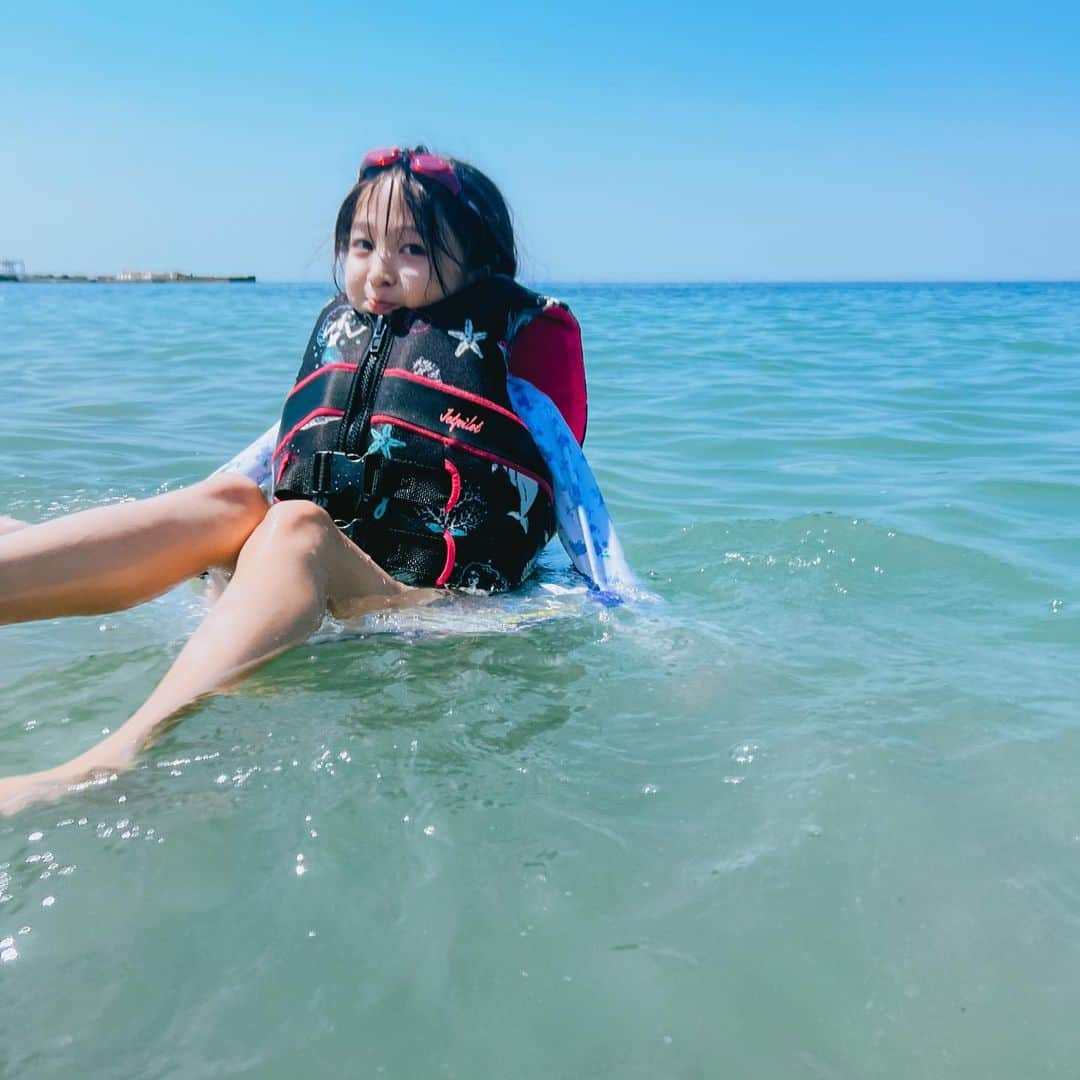 Ai.tのインスタグラム：「. 海って大好き〜💓 . 見てもいいし、入ってもいいし、散歩してもいいもんね😭🫶 近くに住みたい！🥹 . . 質問が多かったんだけどライジャケはお下がりでいただいたもので#jetpilot のだよ💓 . ストーリーにあげた写真たちお気に入りだから記録として💁‍♀️ . . #スマホ写真　#海　#葉山」