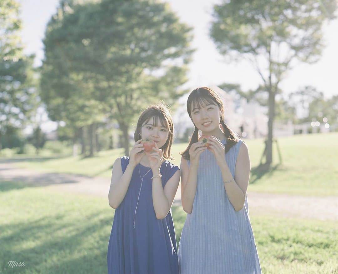 Masaのインスタグラム：「.  Pentax6x7  Super Takumar 105mm F2.4 #gold200  この日はラムネも買ってて、スイカも買う予定だったので、実家にクーラー借りに行って、庭にあった🍅採って行きました！  撮影日 : 2023年7月16日  #まさペン#エビプリ #pentax6x7 #pentax67 #バケペン #中判フィルム #film #filmcamera #filmphotography #フィルム #フィルムカメラ#フィルム写真 #igersjp #portrait #ポートレート #filmisnotdead #滋賀 #shiga #夕焼け #sunset #トマト」
