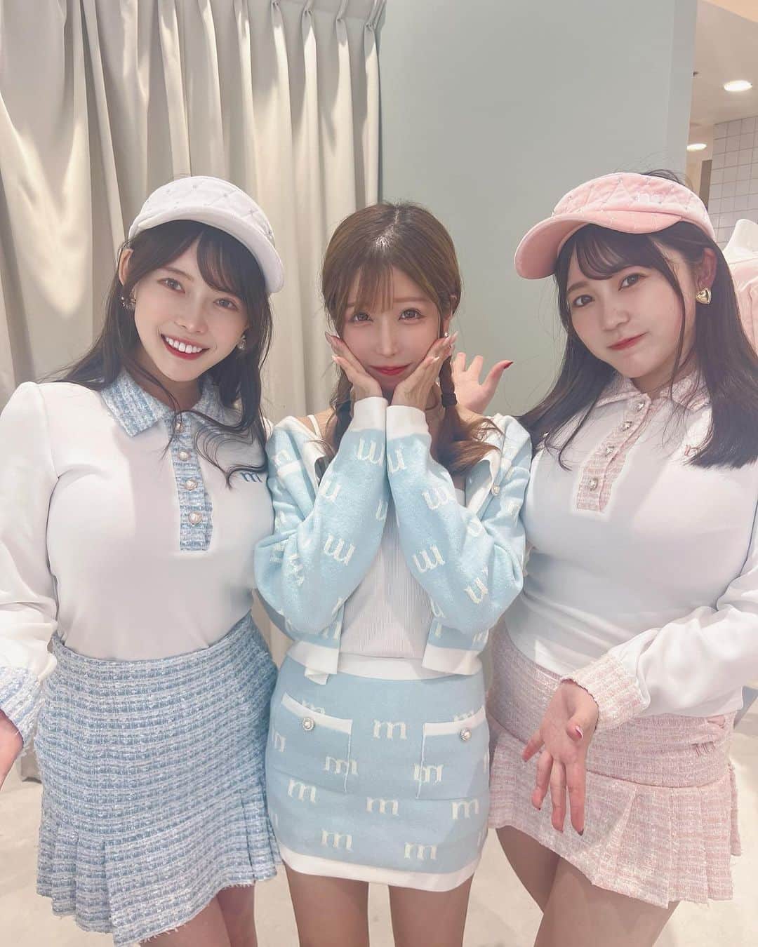 のインスタグラム：「今日は新ゴルフアパレルブランド「minuére -ミヌエール-」初の展示会および先行受注会にお邪魔させていただきました💓  デビューコレクションを先行でオーダーさせていただき、受け取れるのが待ち遠しいです🥰 メンズの商品もあり、可愛かったです✨  佐藤さん(@marika__sato )ありがとうございました🙇‍♀️💕  @minuere_golf  #ゴルフウェア#ゴルフ女子」