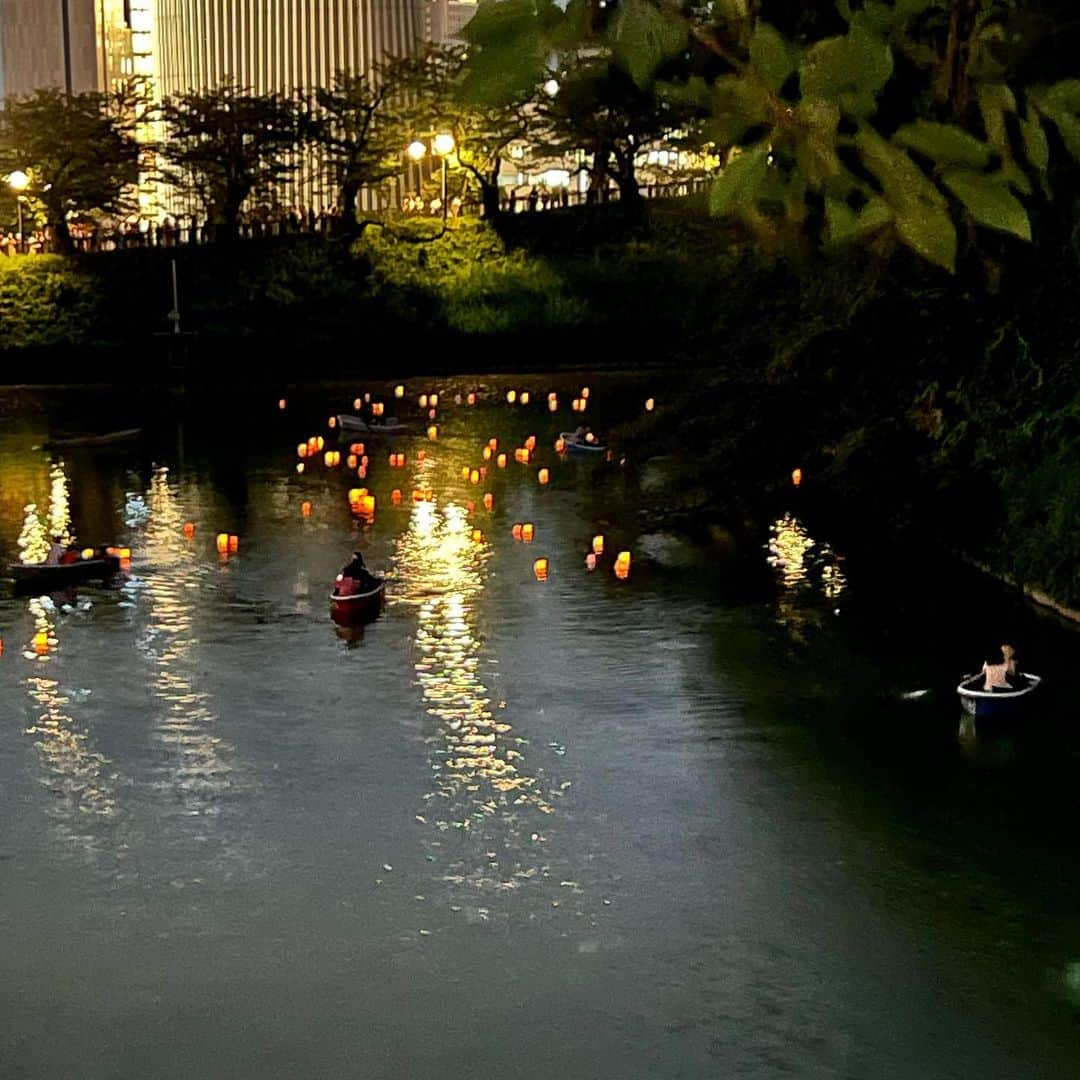 朝岡実嶺さんのインスタグラム写真 - (朝岡実嶺Instagram)「皇居 千鳥ヶ淵で灯ろうに願いを書いて来ました✨ 2000個の灯ろうがお濠に流されて、とてもキレイでした😊  I wrote wishes on a lantern at the Imperial Palace✨ 2000 lanterns were floating on the surface of the moat and they were so pretty😊  #灯ろう流し #皇居灯籠流し  #千鳥ヶ淵 #皇居  #lanternfestival #inperialpalace #chidorigafuchi #floatinglanterns #japanesefestival」8月3日 22時37分 - mirei_asaoka