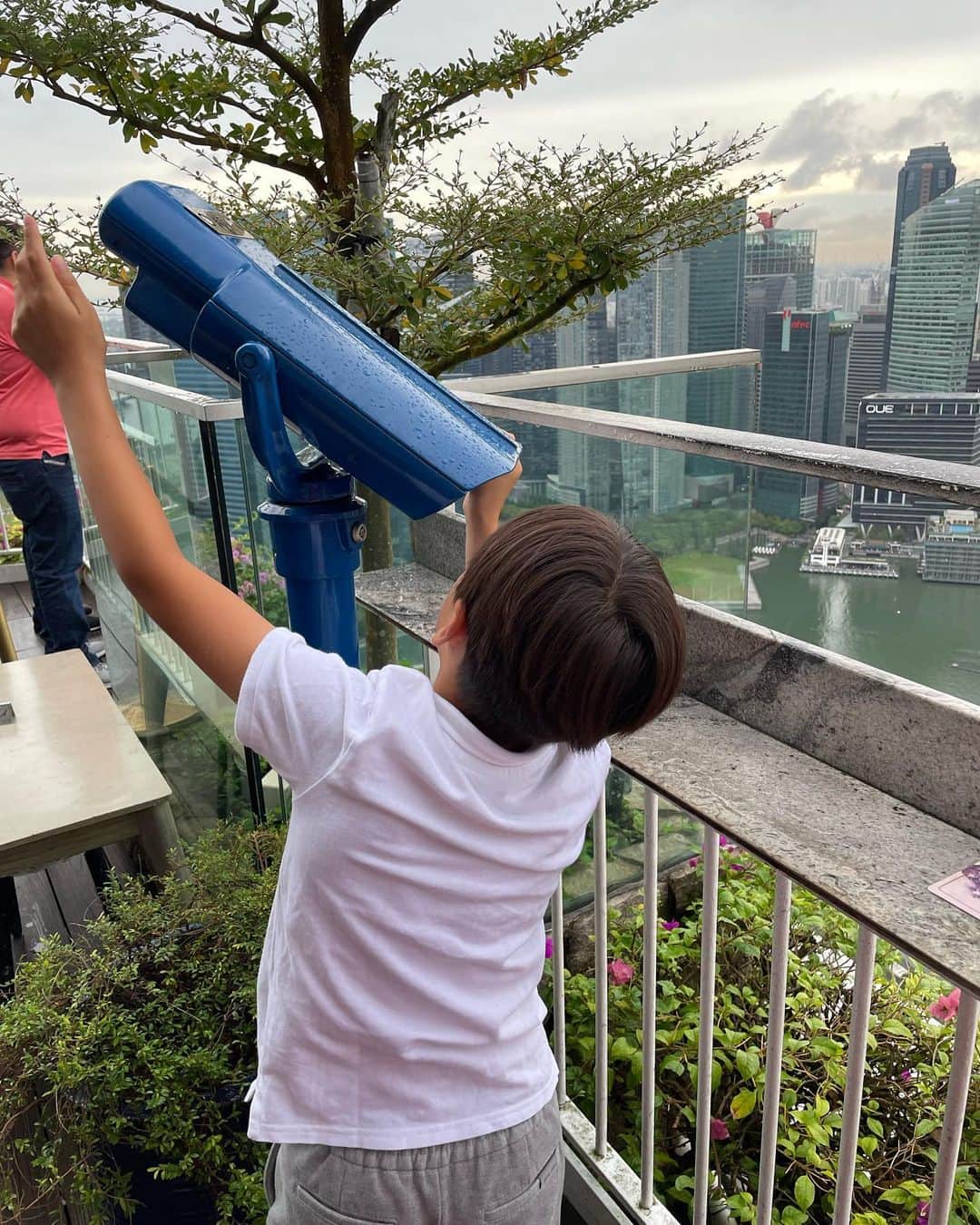 吉原珠央さんのインスタグラム写真 - (吉原珠央Instagram)「シンガポールに到着しました🇸🇬  子供たちには初めてのシンガポールで、ワクワクが止まらない様子です♪  私はかれこれ10数年ぶりでしょうか。懐かしさよりも、何度か訪れていたはずのシンガポールを思い出す感覚が追いつかないほど、新しさを感じています。  今日は小雨で空は曇っていますが、マリーナ•ベイサンズの屋上からの景色や、夜景も楽しめています。  今回は、子供たちが立てたプランに沿って過ごす予定で、すでに珍道中です！  #singapore  #marinabaysands  #夏休み #マーライオンアイス #500円くらいかと思って #るんるんで買おうとしたら #まさかの1000円😂 #高いでしょー！  #」8月3日 22時38分 - tamaoyoshihara