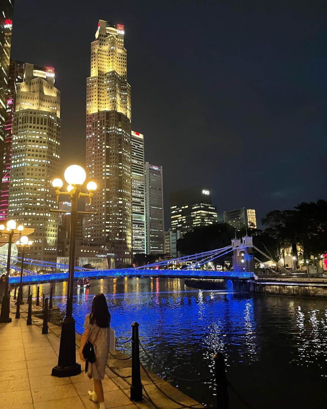 吉原珠央さんのインスタグラム写真 - (吉原珠央Instagram)「シンガポールに到着しました🇸🇬  子供たちには初めてのシンガポールで、ワクワクが止まらない様子です♪  私はかれこれ10数年ぶりでしょうか。懐かしさよりも、何度か訪れていたはずのシンガポールを思い出す感覚が追いつかないほど、新しさを感じています。  今日は小雨で空は曇っていますが、マリーナ•ベイサンズの屋上からの景色や、夜景も楽しめています。  今回は、子供たちが立てたプランに沿って過ごす予定で、すでに珍道中です！  #singapore  #marinabaysands  #夏休み #マーライオンアイス #500円くらいかと思って #るんるんで買おうとしたら #まさかの1000円😂 #高いでしょー！  #」8月3日 22時38分 - tamaoyoshihara