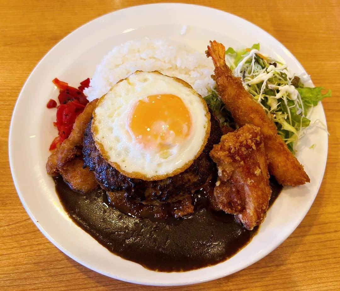 青木泰寛のインスタグラム：「【今日の昼飯】ゴーゴーガストカレー美味しかったです。  #カレー #curry #ハンバーグ」