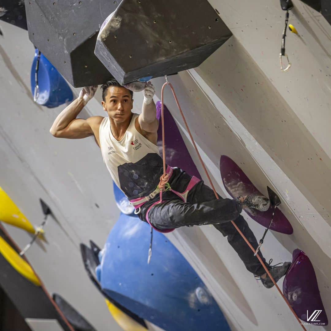 シーン・マコールのインスタグラム：「What a day here at the World Championships! Thus lead event marks 199 World Cup or World Championships (counting for all disciplines as well). I climbed great, I have had great recovery since the season started and I'm finally starting to feel my real strength and form return. 🔋 ⠀⠀⠀⠀⠀⠀⠀⠀⠀ It's also great to be around the community and so many of my friends who have always been there throughout the season. I feel peoples genuine support when they're talking to me, and I love being back in the game! 🎲 ⠀⠀⠀⠀⠀⠀⠀⠀⠀ The road is still long. Semi finals in a couple of days, and we'll see where it goes from there. Of course behind this competition my focus will switch to Pan American Games, and the eventual Olympic Qualifying Series! Before that, at least one more route 😉 ⠀⠀⠀⠀⠀⠀⠀⠀⠀ 📸 by @vladek_zumr | @janvirtphotography | @lenadrapella  ⠀⠀⠀⠀⠀⠀⠀⠀⠀ ⠀⠀⠀⠀⠀⠀⠀⠀⠀ ⠀⠀⠀⠀⠀⠀⠀⠀⠀ ⠀⠀⠀⠀⠀⠀⠀⠀⠀ ⠀⠀⠀⠀⠀⠀⠀⠀⠀ ⠀⠀⠀⠀⠀⠀⠀⠀⠀ ⠀⠀⠀⠀⠀⠀⠀⠀⠀ @scarpana | @boilerroomclimbing | @mec | @flashedclimbing | @team_edelrid  #climbing #train #canada #athlete #sports #power #fitness #work #workhard #workout #strength #ninja #gym #fun #climbing_photos_of_instagram #business #challenge #berntoclimb #worldchampionship」