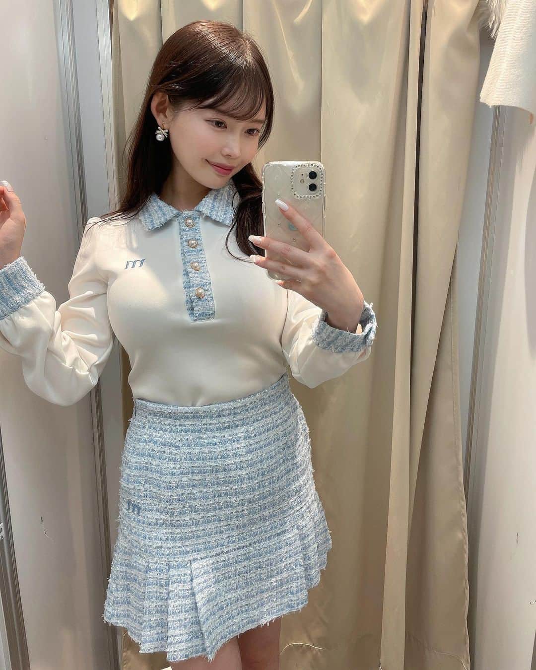 のインスタグラム：「新ゴルフアパレルブランド「minuére -ミヌエール-」がめっちゃかわいい😍 こちらの水色のウェアとサンバイザーをオーダーさせてもらったよ✨  ぷにたんとランチ食べて展示会行っておそろのウェア着て写真撮ってきた😊🎀  #ゴルフウェア#ゴルフ女子」
