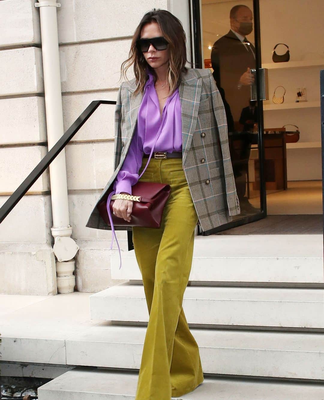 のインスタグラム：「Du er vant til at se hende i tårnhøje hæle, men med sit seneste valg af fodtøj har #VictoriaBeckham nu vendt op og ned på det, vi ellers har været vant til at se fra designeren med et par virale støvler - og bryder dermed med sine egne, strenge moderegler. Se billedet via link i bio, og læs mere.⁠ ⁠ Foto: Mega」