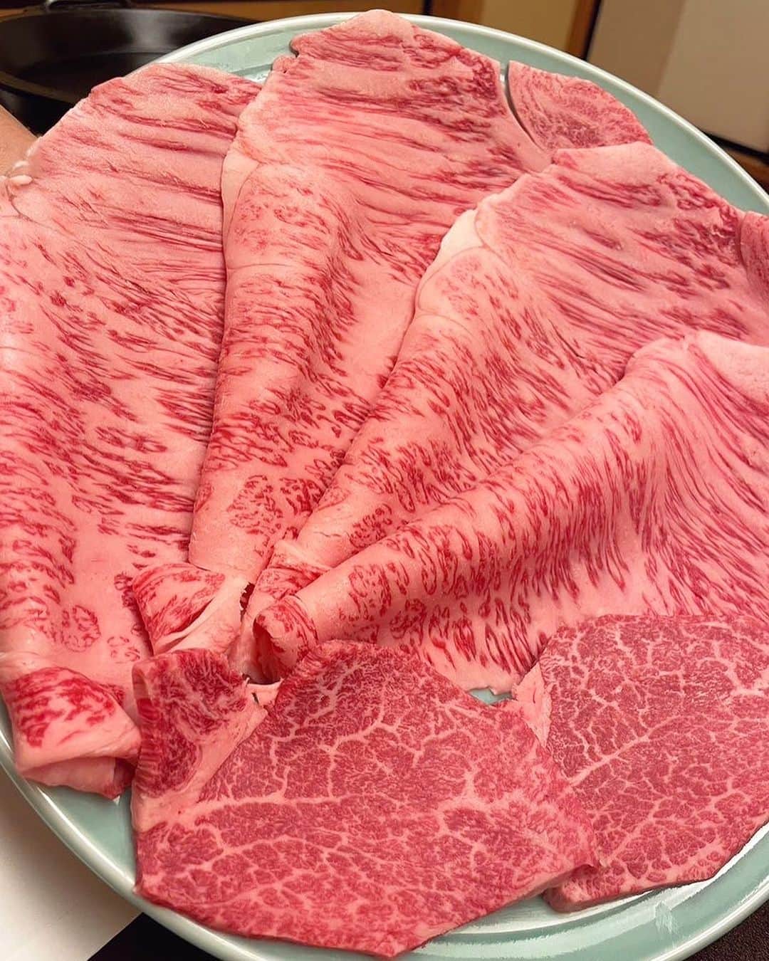のインスタグラム：「ミッドランドにある今半すきやき🥩  サーロインとヒレ２種類のお肉と 野菜も旬のものが盛りだくさん✨  景色も良くて安定のお味🤍  #コンセプトカフェ#メイドカフェ#アールズカフェ#キャバクラ#名古屋キャバクラ#錦キャバ#japan#japanesegirl#メイド#コスプレ女子#コンカフェ嬢#肉女子#肉スタグラム#名古屋グルメ#今半#円頓寺商店街」