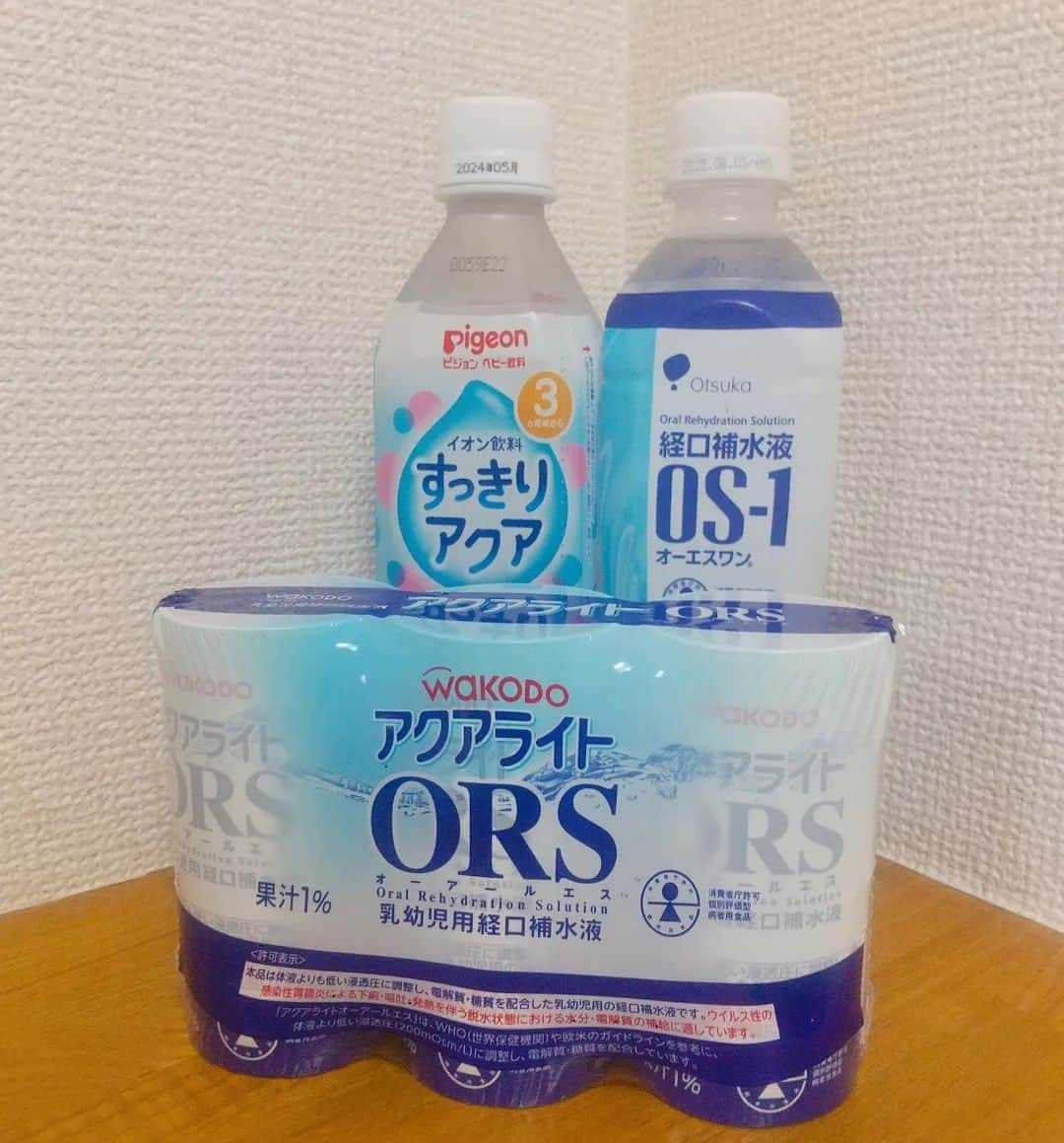 石井優香のインスタグラム：「. 【酷暑での停電に備えて】 この数日、沖縄に台風の影響が出ています。 そのほか各地でも、落雷による停電などが起きています。 おとといニュースを見ていて 「この危険な暑さのなかで停電が続き、 　朝まで過ごさなければならないとなったら、 　まさに命にかかわる危険。  どうしたら良いのだろう」と考えました。 . 熱中症予防に関する知識はありますが…。 (水分(・塩分)補給や 冷房の効いた環境で休むこと、 水で冷やす、 服をゆるめること等) 猛暑の中で停電してしまったら、 "体温に影響する冷たさ"を確保する手段がなくなってしまいます。 . こうしたケースについては、 お恥ずかしながら きちんと、しっかりと想像したことがなく この2日間初めて”しっかり”考えました。 こまめな水分補給は大前提として、 . ①停電直前まで冷房が効いていて 　部屋が涼しくなっていたのなら、 　カーテンを閉める 　…少しでも冷気を逃さないため （※部屋の中が暑くなったら窓を開ける。） . ②すでに部屋が暑くなっていた場合、 　（また、①の効果が切れ、暑さを感じ始めたら）、 　暴風や雷雨の心配がなければ 　窓を開けて風を通す 　※1階、2階など低層階にお住まいの方は 防犯もしっかりなさってください . ③断水していなければ、風呂に水をためる 　…熱中症の症状が出るorおそれが出た場合に 水で体を冷やすことができます。 また、この水でタオルを濡らして 首筋など体を冷やすこともできます。 . ④冷蔵庫にある冷たい飲み物類を 　保温機能のある水筒に移し替える （※冷蔵庫の開け閉めは、冷気を少しでも逃さないために なるべく最低限に行う） …冷蔵庫を閉めたままにしておくよりは 冷たい飲み物の冷たさを長く保てます . ⑤霧吹きに常温の水を入れて、体に吹きかける 　…気化熱で体を冷やす効果が期待できます . ⑥就寝前に水分を摂り、 　飲み物を枕元に置いておく 　…前者は寝る前の水分補給。 後者は、起きた際に すぐ水分補給できるようにするためです。 起床時、頭痛やめまいが起きてしまっても、 枕元にあればすぐに水分補給が出来ます。 . ⑦首筋やわきの下などを冷やすことが出来る 　氷の代わりをストックしておく （↑たとえば写真2枚目のもの。以前、 家電量販店のイベントで息子がもらいました。 それ以来、こうした ”叩くとすぐ冷える”という商品を 息子のケガや熱中症に備えて持ち歩いています。 短時間ではありますが、 それこそ氷のような冷たさを感じられます） . ⑧携帯扇風機を使用する （ただし、心地よいと感じられる場合のみ。 　部屋が暑く、送られてくる風があたたかく感じられるなら 　逆効果なのでご注意を） . ⑨もしご近所で太陽光などの自家発電機能や 　電気自動車などから電源供給ができ、 　冷房を稼働させている場所があれば 　相談のうえ避難させてもらう  . 私がいまお伝えできるのは上記のとおりです。 昨日、仙台市の減災推進課の方に少しお話を伺った際には、 . ”停電していないエリアに避難する”という案も教えて頂きました。 ただ、これは、車をお持ちの方であれば 行動に移しやすい案だと思いますが 都心で停電、となると混雑も含め 移動が困難になることも予想されます。 .  . いま思いつく対策としては上記のとおりです。 現代の生活において、電気を失うと かなり厳しい状況に置かれる、と改めて感じます。 この厳しい暑さのなか、停電した状態で 長時間を過ごさなければならない、 夜を明かさなけなければならない… とても怖いことだと思います。 そうならないことを願いつつ、 万が一そうなってしまったときのために なにをすれば良いのか、 私自身もう少し勉強したいと思います。 . #防災#酷暑#暑さ#暑さ対策#停電 #防災士 ※写真1枚目は以前撮影したものです」