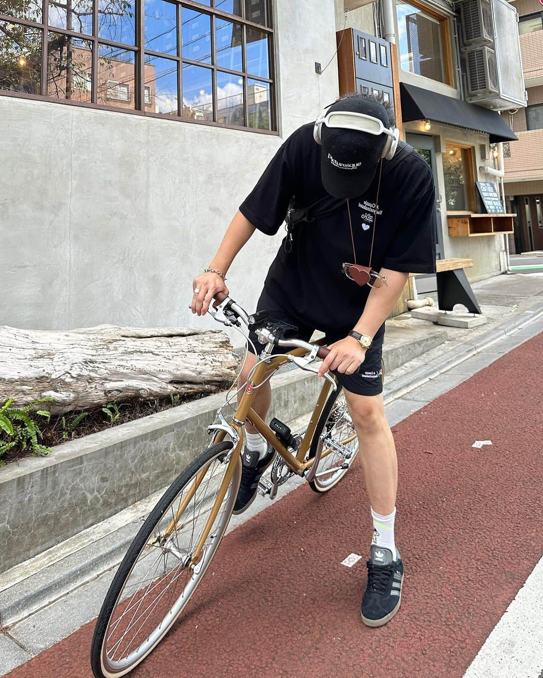 あべじゅんやさんのインスタグラム写真 - (あべじゅんやInstagram)「_ 自転車納車されました🚲 これから色んな場所 （特にカフェ）はこの子と 巡ります！☺︎☺︎  自転車乗ってる友達は ぜひ一緒にいきましょ🫶🫶  色をグリーンとこっちで まよったけどこっちでよかった！ 人と被らないのが最高！  セットアップは kaoyorinakami!!  #tokyobike#kaoyorinakami #カオヨリナカミ#adidas#中目黒カフェ」8月3日 23時02分 - byun.a