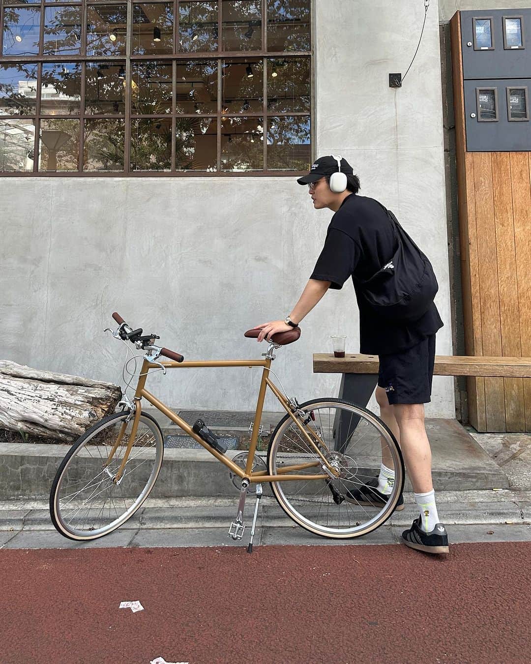 あべじゅんやのインスタグラム：「_ 自転車納車されました🚲 これから色んな場所 （特にカフェ）はこの子と 巡ります！☺︎☺︎  自転車乗ってる友達は ぜひ一緒にいきましょ🫶🫶  色をグリーンとこっちで まよったけどこっちでよかった！ 人と被らないのが最高！  セットアップは kaoyorinakami!!  #tokyobike#kaoyorinakami #カオヨリナカミ#adidas#中目黒カフェ」