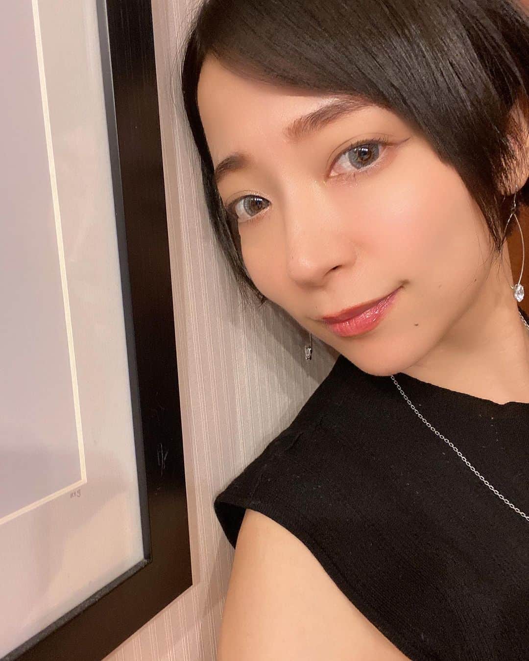 宮森セーラのインスタグラム：「少し前に心理カウンセリングの勉強をし始め、はじめの一歩の資格を取得しました。 また新たなケアを知り本を読み漁る日々です。 和菓子作りを通して自分のこころと向き合う時間ができていることを実感し、改めて何かに没頭する時間が必要だったんだなぁと思いました。  まだまだ時間はかかるけど頑張るよい💪✨  一緒に没頭する時間も過ごしましょう。  ＃宮森セーラ ＃勉強 ＃和菓子」
