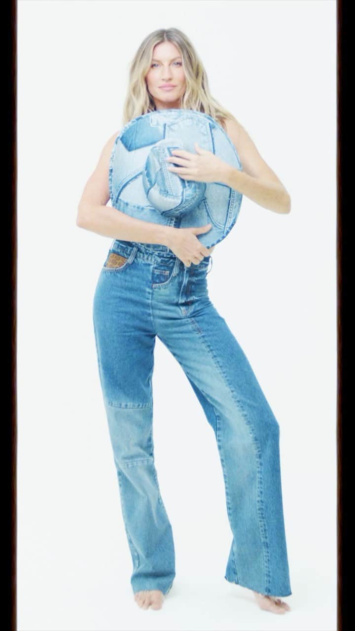 ジゼル・ブンチェンのインスタグラム：「Feliz em estar de volta a família @colccioficial nova campanha 📸」