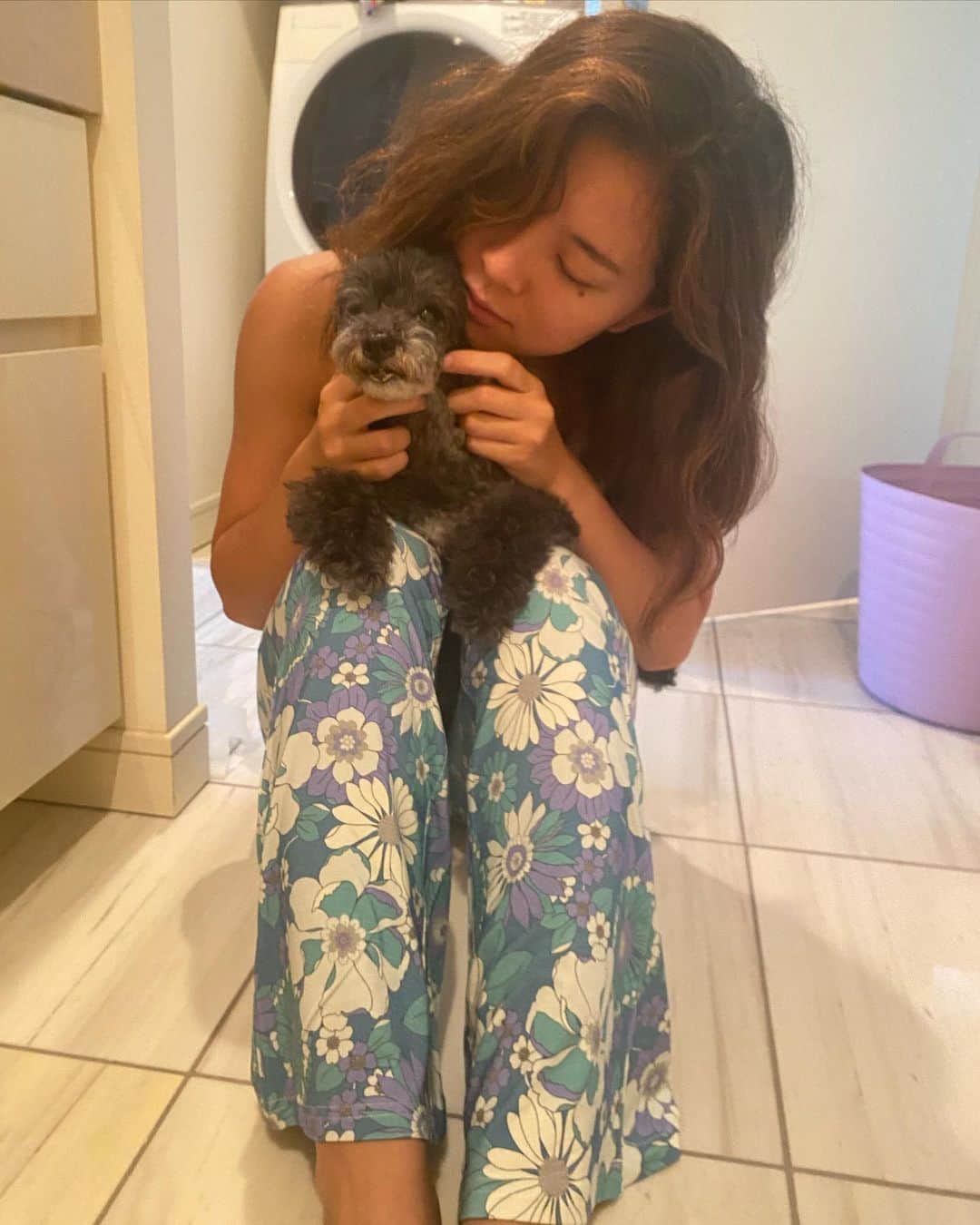 のインスタグラム：「寝起きの私と、寝起きのれいくん。🐕‍🦺🖤  実はここの横で🥚が孵っていて  新しい🐢の家族の誕生を朝チェックするところから。  20個産まれた🥚のうち今のところ  3匹孵っています。  #家族 #トイプードル #黒プー #ニホンイシガメ #孵化 #カメ #アスリート #日常」