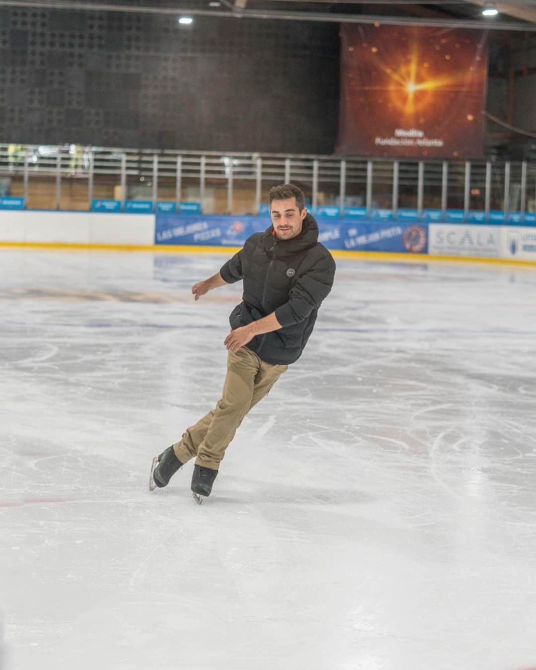 ハビエル・フェルナンデスさんのインスタグラム写真 - (ハビエル・フェルナンデスInstagram)「Wrapping up an incredible first week at #JFSummerCamp23 ⛸️  Words can't express how grateful we are for this unforgettable experience on the ice. ❄️🫶🏽  Thanks to the entire coaching team @brianorser @moment4life1990 @sonia_lafuente @afriramirez for their guidance, support, and enthusiasm throughout the week.  You've inspired us to push our limits and master new skills! 💪🏼  And thanks to @sirokocom for the wonderful outfits 💥 I share with you via stories a 10% discount to buy on Siroko's website 👀  See you next week!!! 🙌🏼🙌🏼  #jfsummercamp #jfsummercamp23 #javierfernandezskater #javierfernandez  #iamsiroko #siroko」8月3日 23時11分 - javierfernandezskater