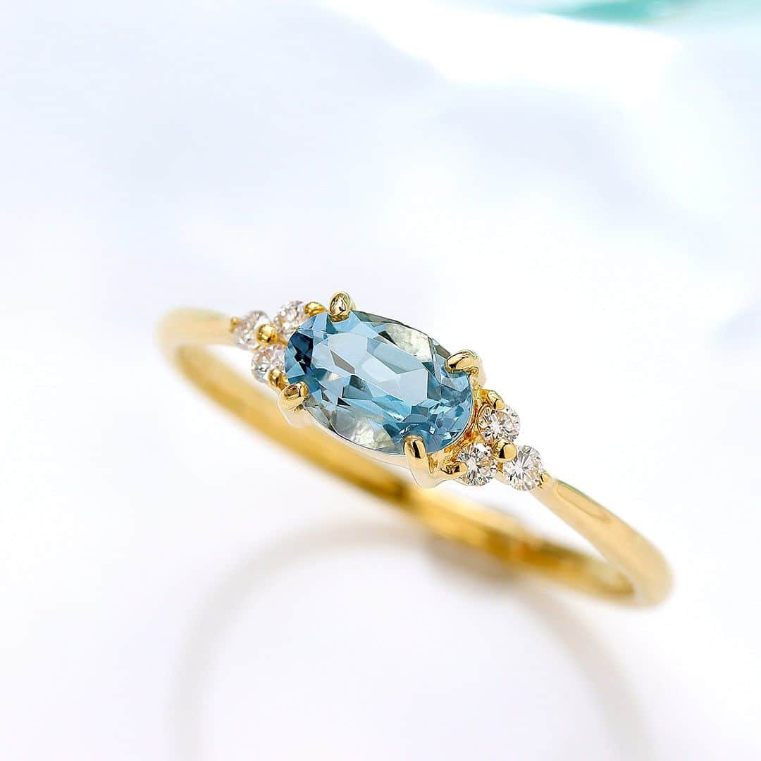 ビズーさんのインスタグラム写真 - (ビズーInstagram)「【Summer Jewelry】Santa Maria Aquamarine   選ばれし、濃く深い青  透き通る美しい海のような宝石アクアマリン。ビズーでは、中でも最上級といわれる、濃く深いブルーの「サンタマリア・アクアマリン」を豊富にご用意しています。  サンタマリア・アクアマリンは、20世紀前半にブラジル・ミナスジェライス州のサンタマリア・デ・イタビラ鉱山で見つかった、深いブルーを持つアクアマリン。しかし、その鉱山はすでに枯渇し、閉山されてしまっています。  その後、モザンビークの鉱山で色の濃いアクアマリンが発見され、現在では濃く深いブルーをもつアクアマリンの呼称として「サンタマリア・アクアマリン」と呼ばれています。  心まで潤す、澄み渡る別格のブルー。 ぜひお手元でお楽しみください。  #bizoux #colorstone #colorstonejewelry #playwithcolor #ring #jewelry #gemstone #birthstone #aquamarine #birthstonejewelry #fashionjewelry #ビズー #カラーストーン #カラーストーンジュエリー #色で遊ぶ #色を楽しむ #宝石 #誕生石 #ジュエリー #アクアマリン #サンタマリアアクアマリン #ブルー好き #3月生まれ #宝石好き #ジュエリー好き #海  #夏ジュエリー」8月3日 23時04分 - bizoux_jewelry