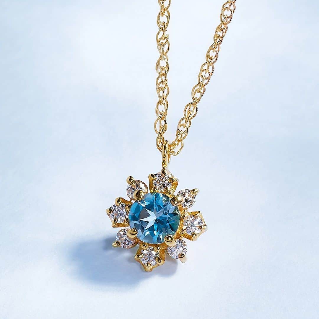 ビズーさんのインスタグラム写真 - (ビズーInstagram)「【Summer Jewelry】Santa Maria Aquamarine   選ばれし、濃く深い青  透き通る美しい海のような宝石アクアマリン。ビズーでは、中でも最上級といわれる、濃く深いブルーの「サンタマリア・アクアマリン」を豊富にご用意しています。  サンタマリア・アクアマリンは、20世紀前半にブラジル・ミナスジェライス州のサンタマリア・デ・イタビラ鉱山で見つかった、深いブルーを持つアクアマリン。しかし、その鉱山はすでに枯渇し、閉山されてしまっています。  その後、モザンビークの鉱山で色の濃いアクアマリンが発見され、現在では濃く深いブルーをもつアクアマリンの呼称として「サンタマリア・アクアマリン」と呼ばれています。  心まで潤す、澄み渡る別格のブルー。 ぜひお手元でお楽しみください。  #bizoux #colorstone #colorstonejewelry #playwithcolor #ring #jewelry #gemstone #birthstone #aquamarine #birthstonejewelry #fashionjewelry #ビズー #カラーストーン #カラーストーンジュエリー #色で遊ぶ #色を楽しむ #宝石 #誕生石 #ジュエリー #アクアマリン #サンタマリアアクアマリン #ブルー好き #3月生まれ #宝石好き #ジュエリー好き #海  #夏ジュエリー」8月3日 23時04分 - bizoux_jewelry