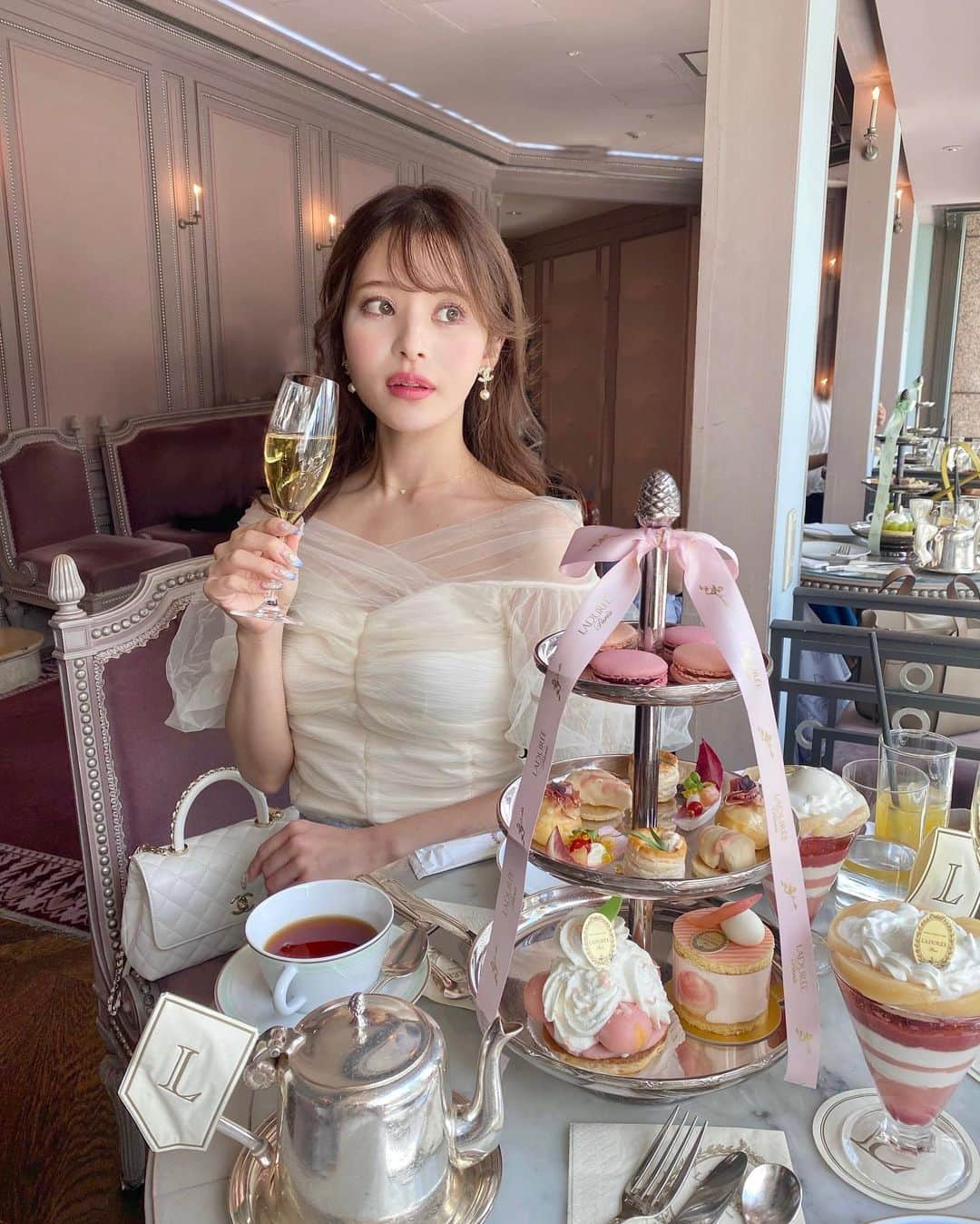 小沼瑞季のインスタグラム：「LADUREE Salon de the 銀座三越店が 8月いっぱいで閉店するということで 最後に行ってきました🎠🎀 ⁡ ⁡ 桃のアフタヌーンティー🍑🫖 はぁ、、かわいすぎる。。。 ⁡ ⁡ ラデュレ銀座にはたくさんお世話になったなぁ🥹 こんなにも可愛い空間が なくなってしまうのは本当に寂しいけれど 今後の新しいラデュレに期待大です🪞 ⁡ ⁡ ⁡ ⁡ #laduree #ladureesalondethe #ladureeginza #ラデュレ #ラデュレ銀座 #東京カフェ #銀座カフェ #アフタヌーンティー #ラデュレ銀座三越店 #みいきのカフェめぐり☕️🍰」