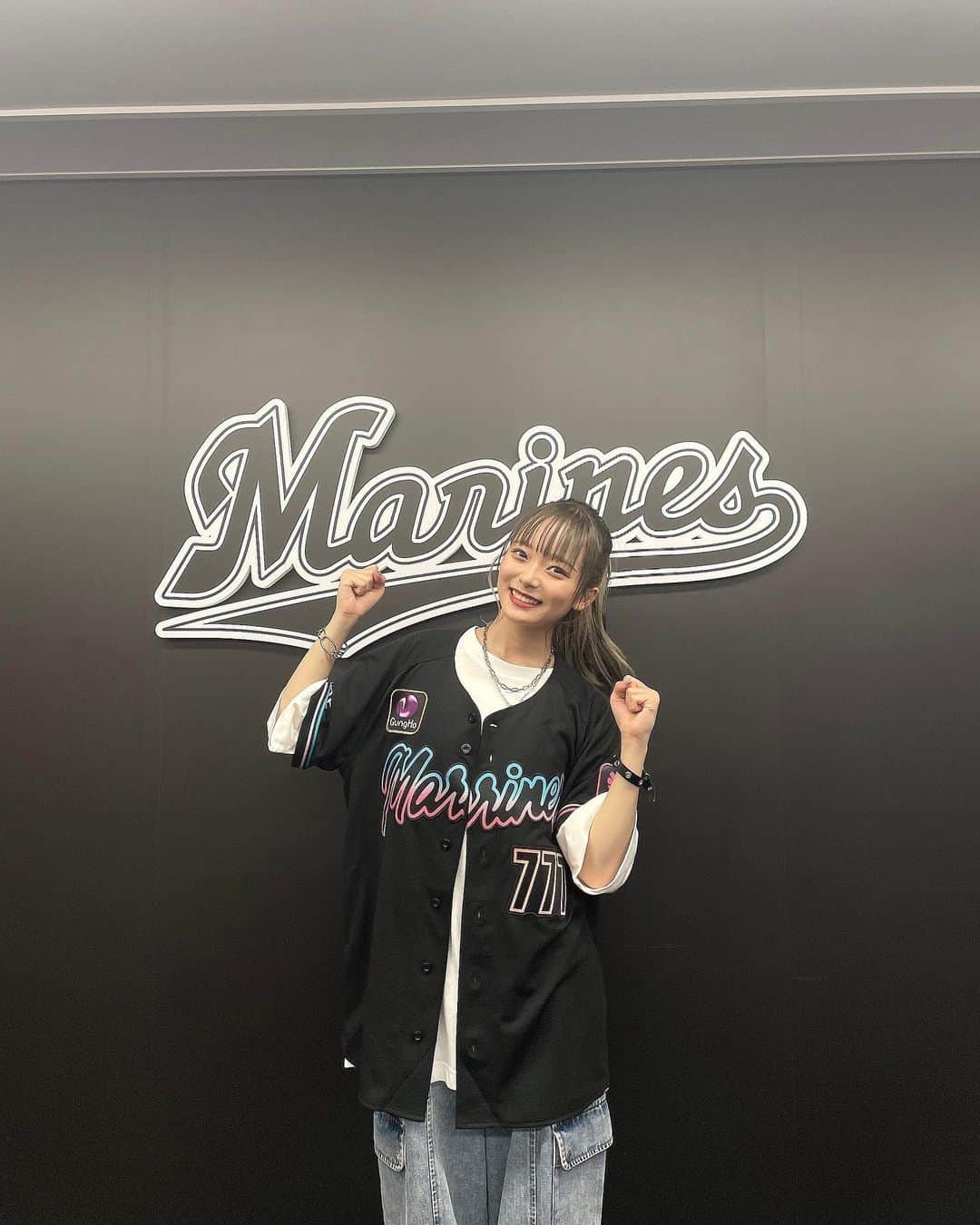 宇井優良梨のインスタグラム：「⁡ 千葉ロッテマリーンズvs北海道日本ハムファイターズ⚾️ ⁡ 試合前のパフォーマンス、ありがとうございました！！　🙇🏻‍♀️🔥 竜暉くんのセレモニアルピッチ感動だったなあ…泣 ⁡ 試合観戦もとってもアツくて楽しかったです😭❤️‍🔥 千葉ロッテマリーンズの皆様、勝利おめでとうございます！✨ ⁡ この夏の最高のおもいでになりました、、！！！ こんなにも貴重な機会を下さり、 本当にありがとうございました！！🙇🏻‍♀️ ⁡ ユニホームに名前入れてくださって嬉しいです…🥹 ⁡ #千葉ロッテマリーンズ 様 #ZOZOマリンスタジアム #GENIC #宇井優良梨  👖: @spinns_official」