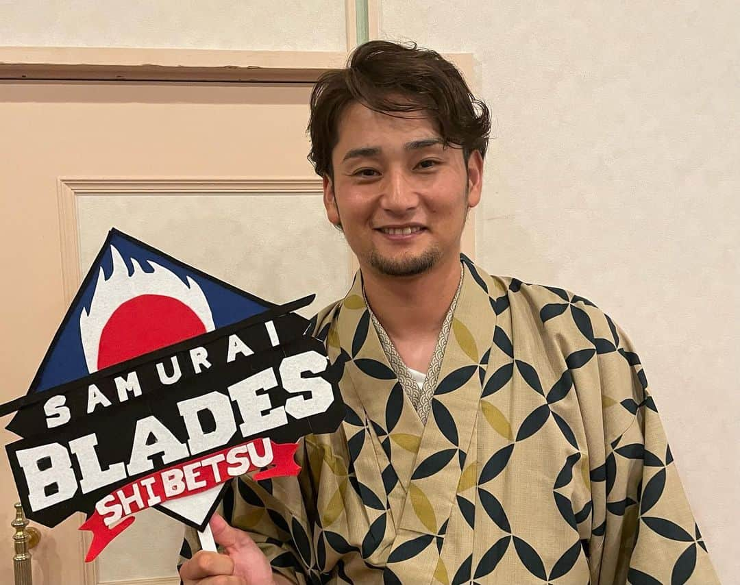 中村勝のインスタグラム：「HAIR&YUKATA SHOW in SHIBETSU に参加させていただきました！ 今まで浴衣や袴を着たことが記憶にはなく良い経験になりました！ そして手作りのブレイズうちわまで作って頂き嬉しかったです✨ ありがとうございました😊」