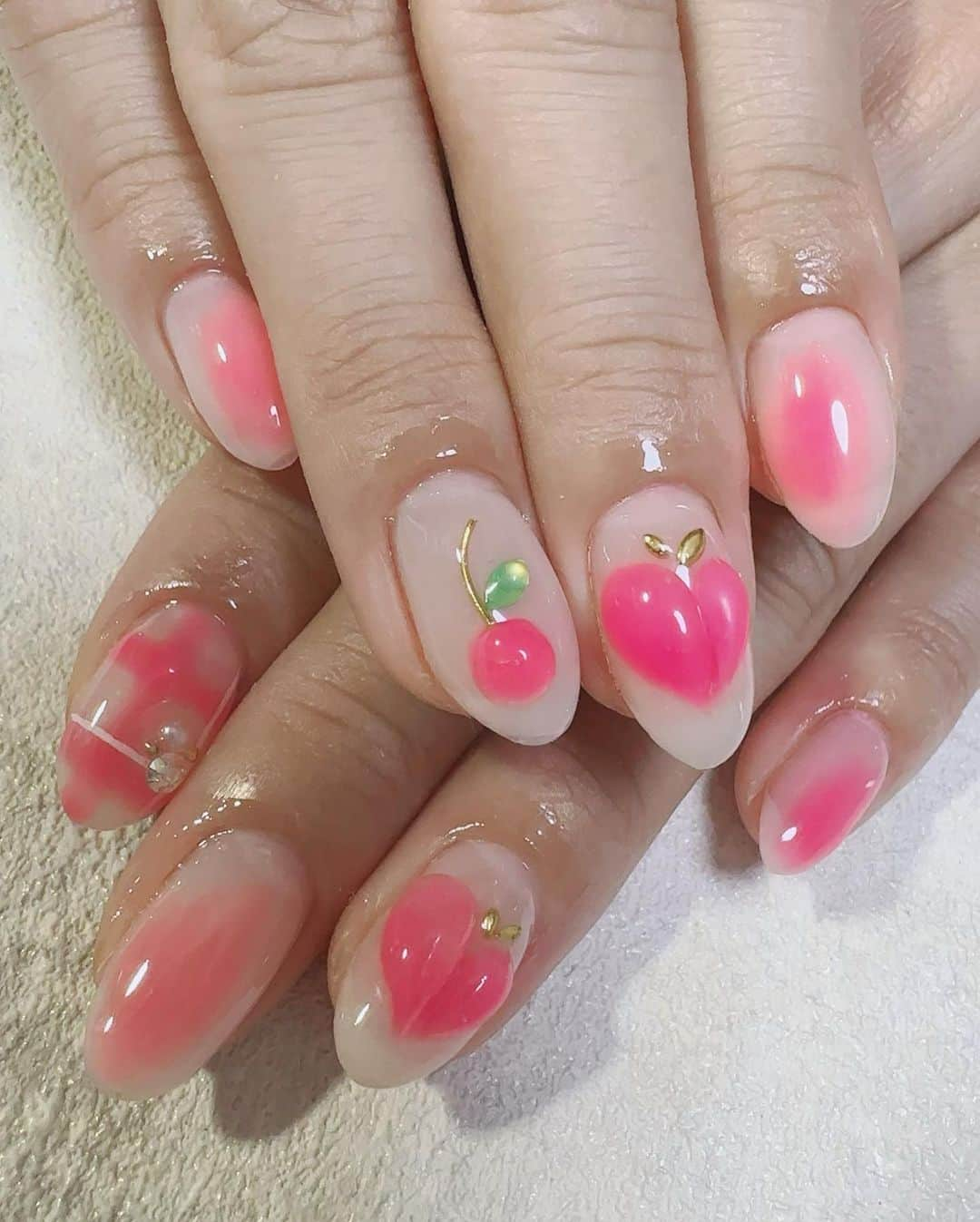 香織さんのインスタグラム写真 - (香織Instagram)「🍑🍒  #nail#夏ネイル#フルーツネイル#ジェルネイル#トレンドネイル#大阪ネイルサロン#岸和田ネイルサロン」8月3日 23時10分 - kaorin47