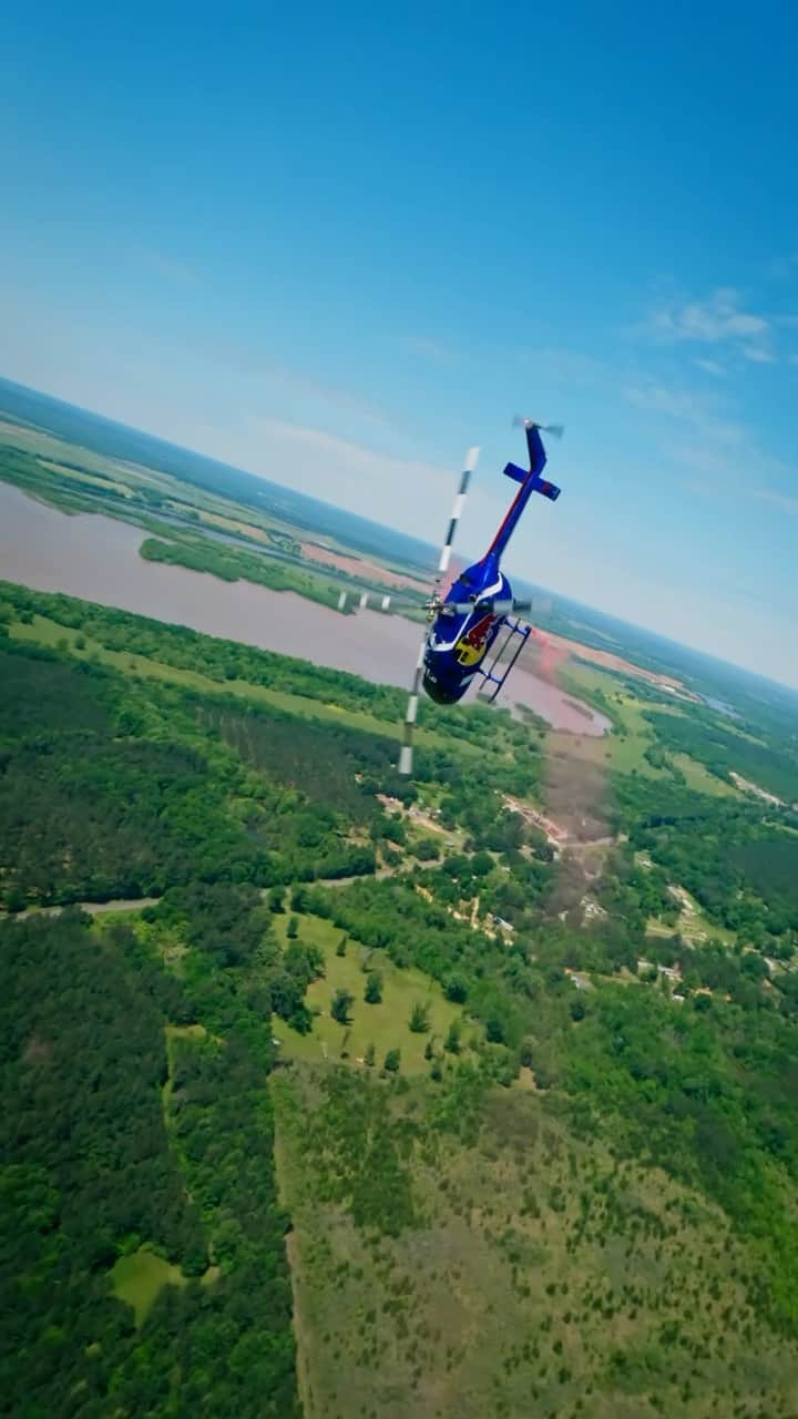 レッドブルのインスタグラム：「sometimes you just have to flip the script 😏  🚁: @aaronfitzgerald105   #redbull #givesyouwiiings #helicopter #airsports @theflyingbulls」