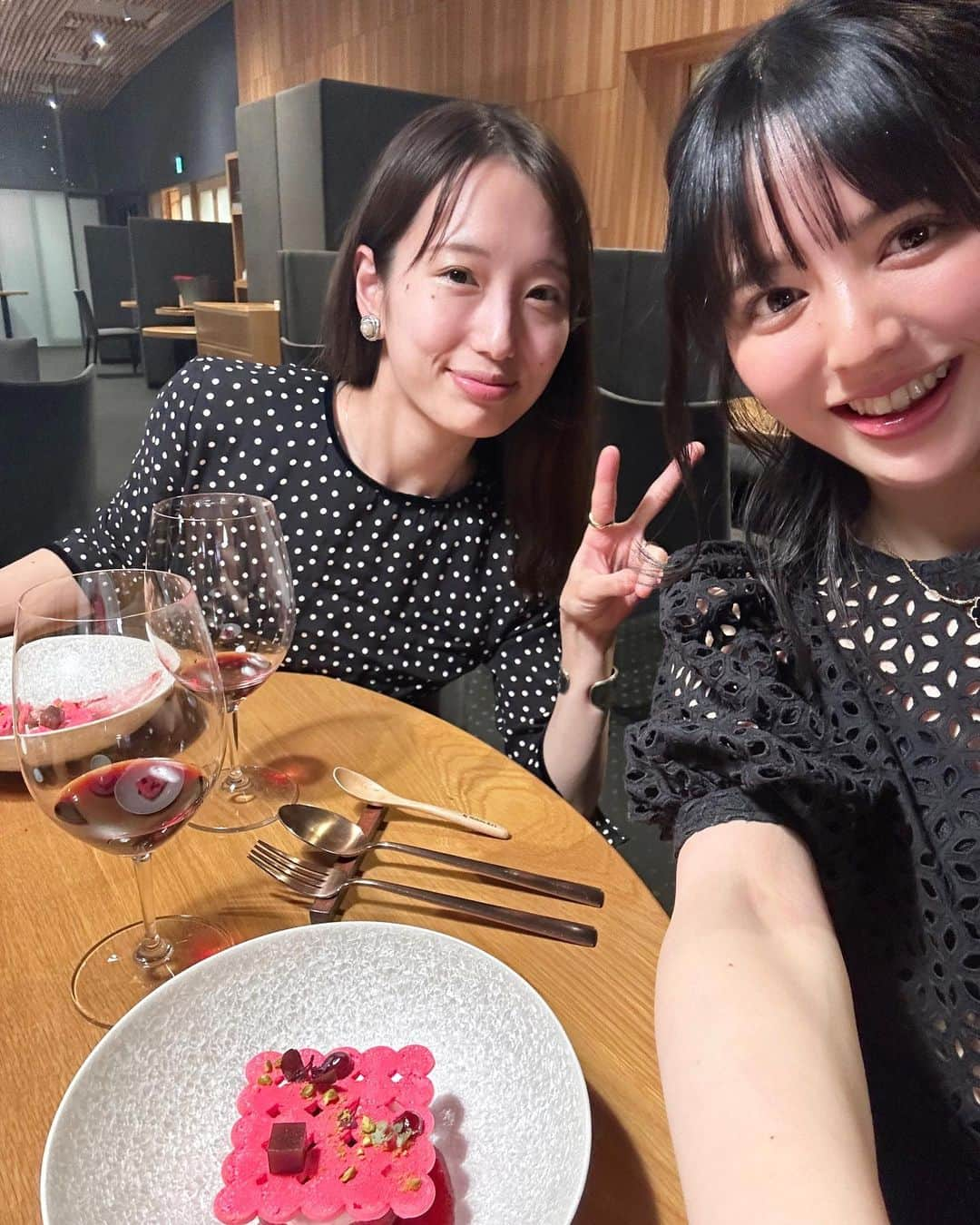 鎮西寿々歌さんのインスタグラム写真 - (鎮西寿々歌Instagram)「6月いろいろ。その2。  「沼にハマってきいてみた」の怪談沼で、高校生になりました。 最近ちょこちょこJKになってますが大丈夫？👧🏻  あかりちゃんが大絶賛していてずっと行きたかった @maisonkei.gotemba へ。自分への大大大ご褒美。 看板メニューのサラダ💐30〜40種類のお野菜を究極のソースが見事にまとめあげていました。可愛くて美味しすぎるサラダを混ぜる美女！至高！  美味しいご飯とお酒。そしてあかりちゃんとの楽しい会話に、身も心もチャージされた〜。 @akari_hasegawa0105 誘ってくれてありがとう🥺  あかりちゃんとお部屋にて、白州ハイボールで乾杯。  「サンリオフェス 2023」でキャラクター様たちとKAWAII FESTIVALを歌って踊りました。とても貴重な経験😢🎀🤍  鰻いいいいいぃぃぃいいいぃ @kawauo_diggin   大好きな人たちと集まりました。 水本凜ちゃんが一時帰国していたので、あかりちゃん、まゆか @mayuka_hirata と大集合〜！！！ 久しぶりに会っても先週ぶり〜ってくらいのテンションで会話ができる空気感がいつも大好きです。 みんな頑張ってる、私も頑張る！ってなった日でした。  韓国旅行に行ってたあかりちゃんとまゆかが、お揃いの @tamburinsofficial 練り香水をお土産にプレゼントしてくれた〜♡ かわちぃ！  #nhk沼 の撮影で、長野県松本市へ。特撮研究部のみんな、好きなことを語ってくれた目がキラキラしてたなあ〜。  とてつもなく緊張したお仕事。 事務所の先輩であり、一ファンであります。リーダーズさんのプレゼンをするという重大な役割。 終わるまで生きた心地がしなかったけど、メンバーのみんなが優しい目で見守ってくれていて、生きててよかった…という一日でした。リーダーズさんのパフォーマンス本当にだいすきです！❤️ (この写真は家宝です)」8月3日 23時15分 - tarasuzuka24